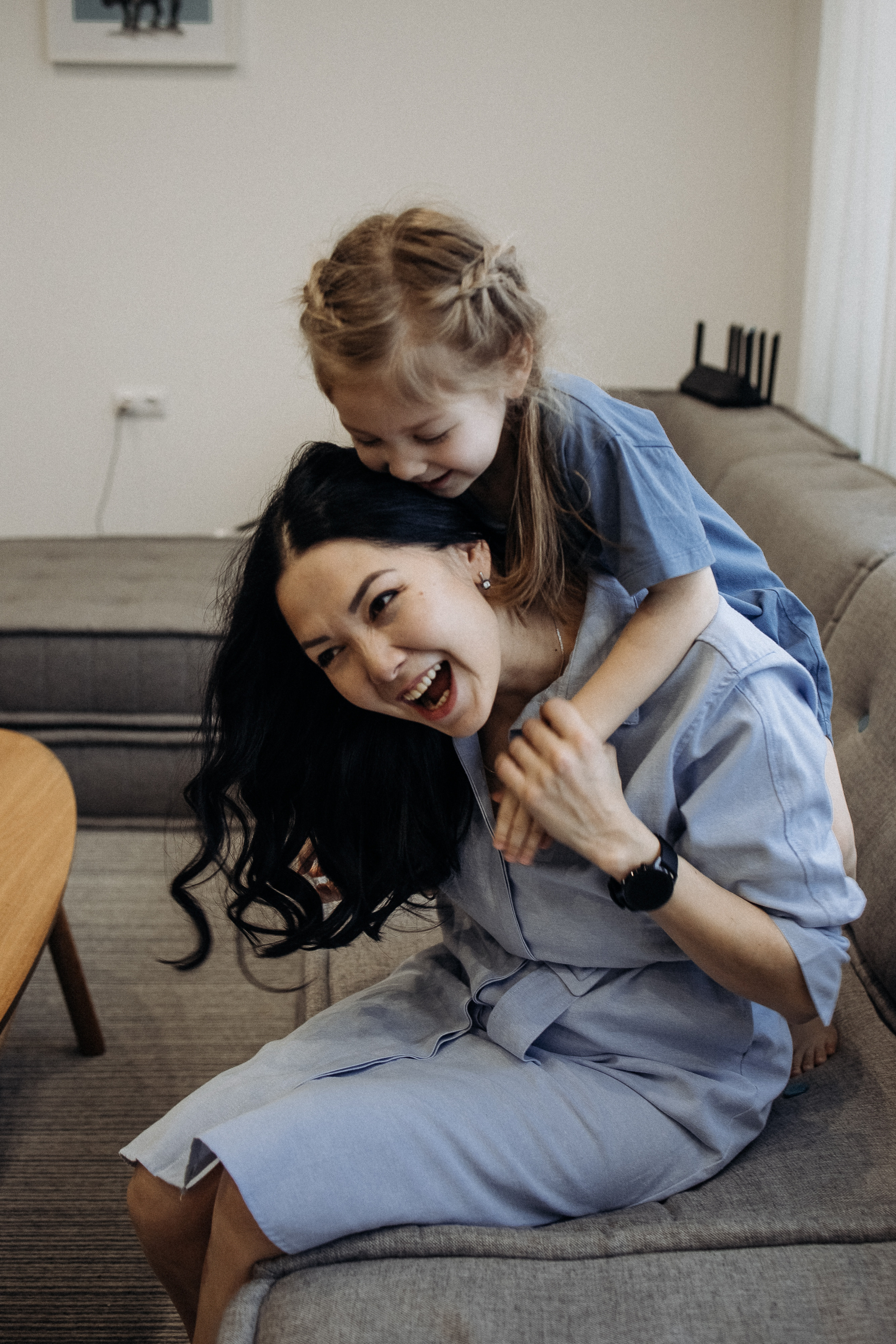 Дочь обнимает сверху маму. Фотосессия дома