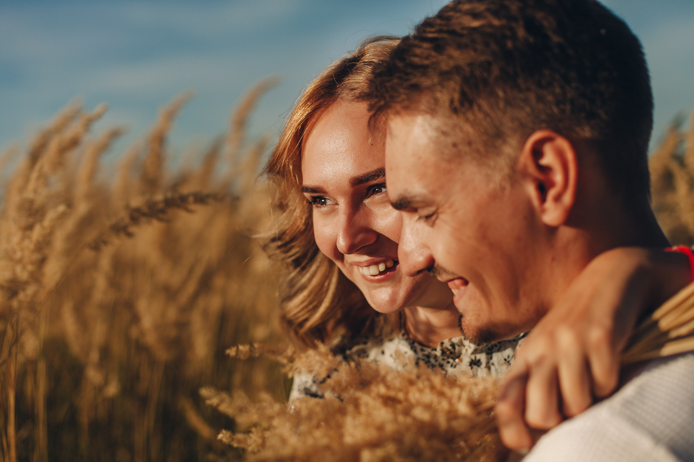 Счастливые и девушка на закате