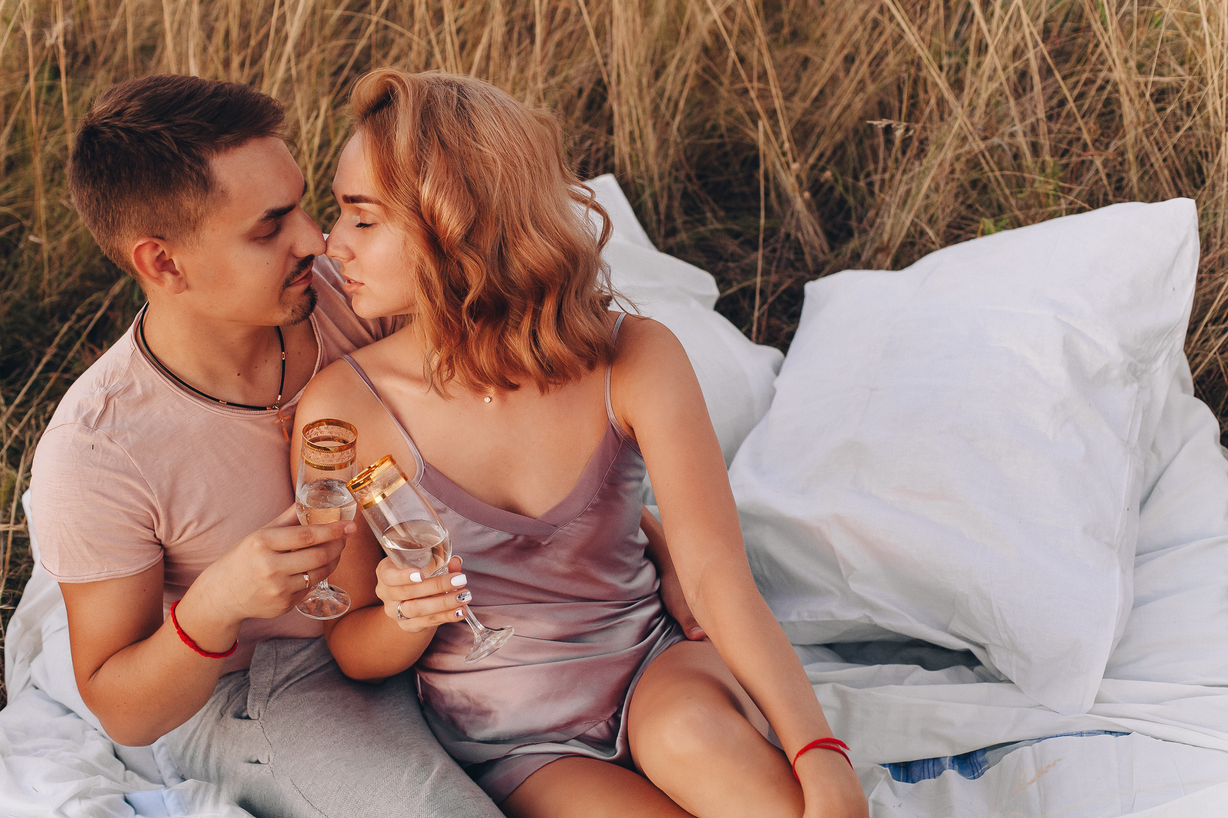 Пара пьет шампанское на природе. Романтика