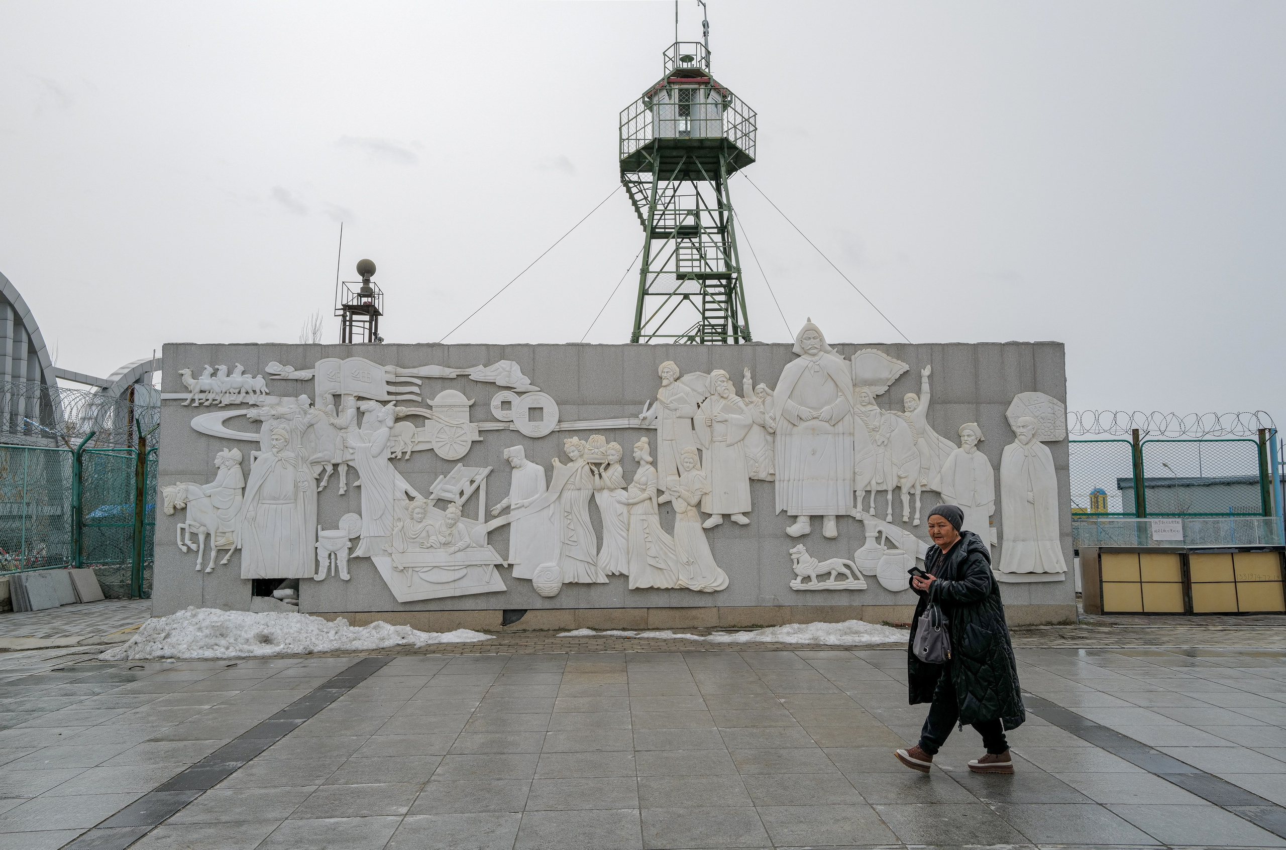 Барельеф, символизирующий культурно-историческую связь между Казахстаном и Китаем. Международный центр приграничного сотрудничества Хоргос. 