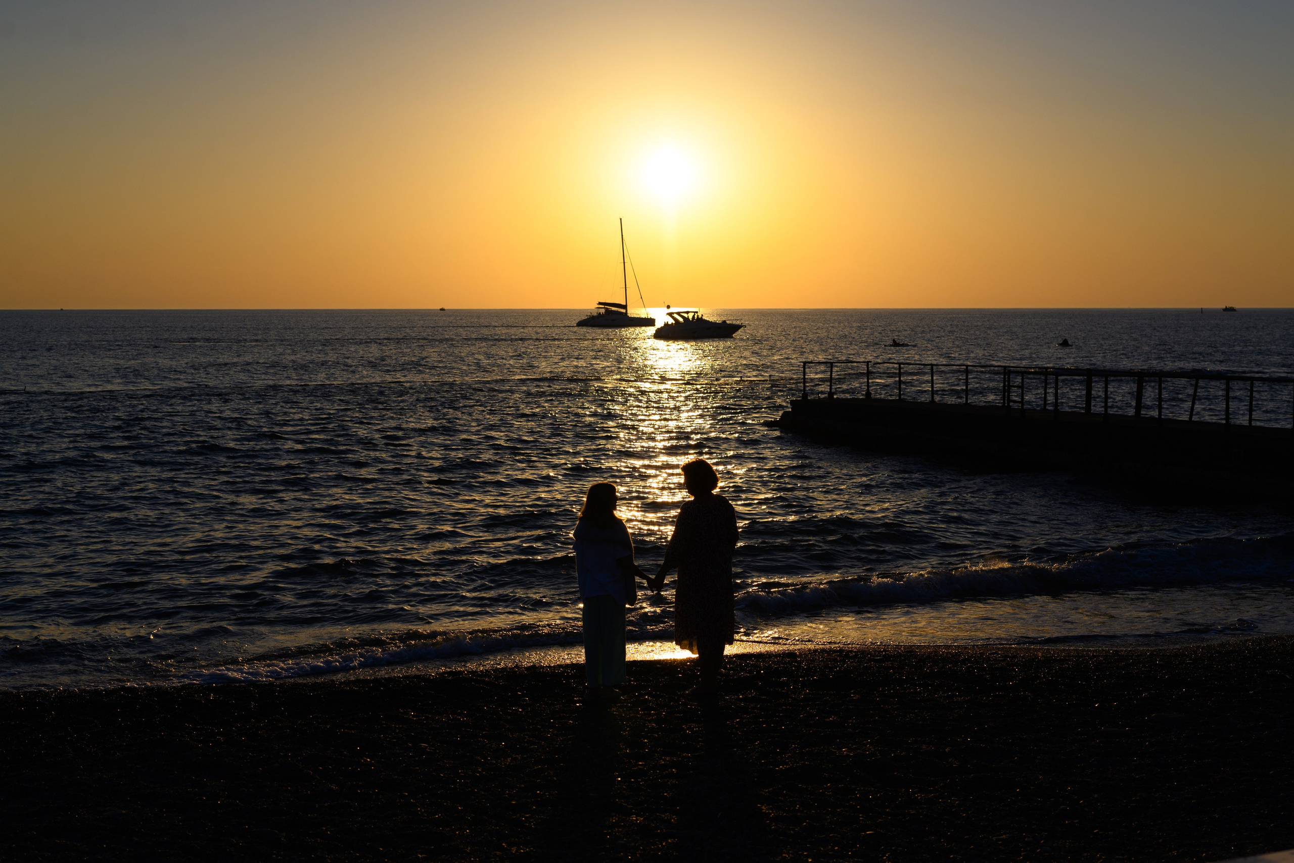 Отдых в Сочи: фотосессия мамы с дочкой у пальм и на берегу моря