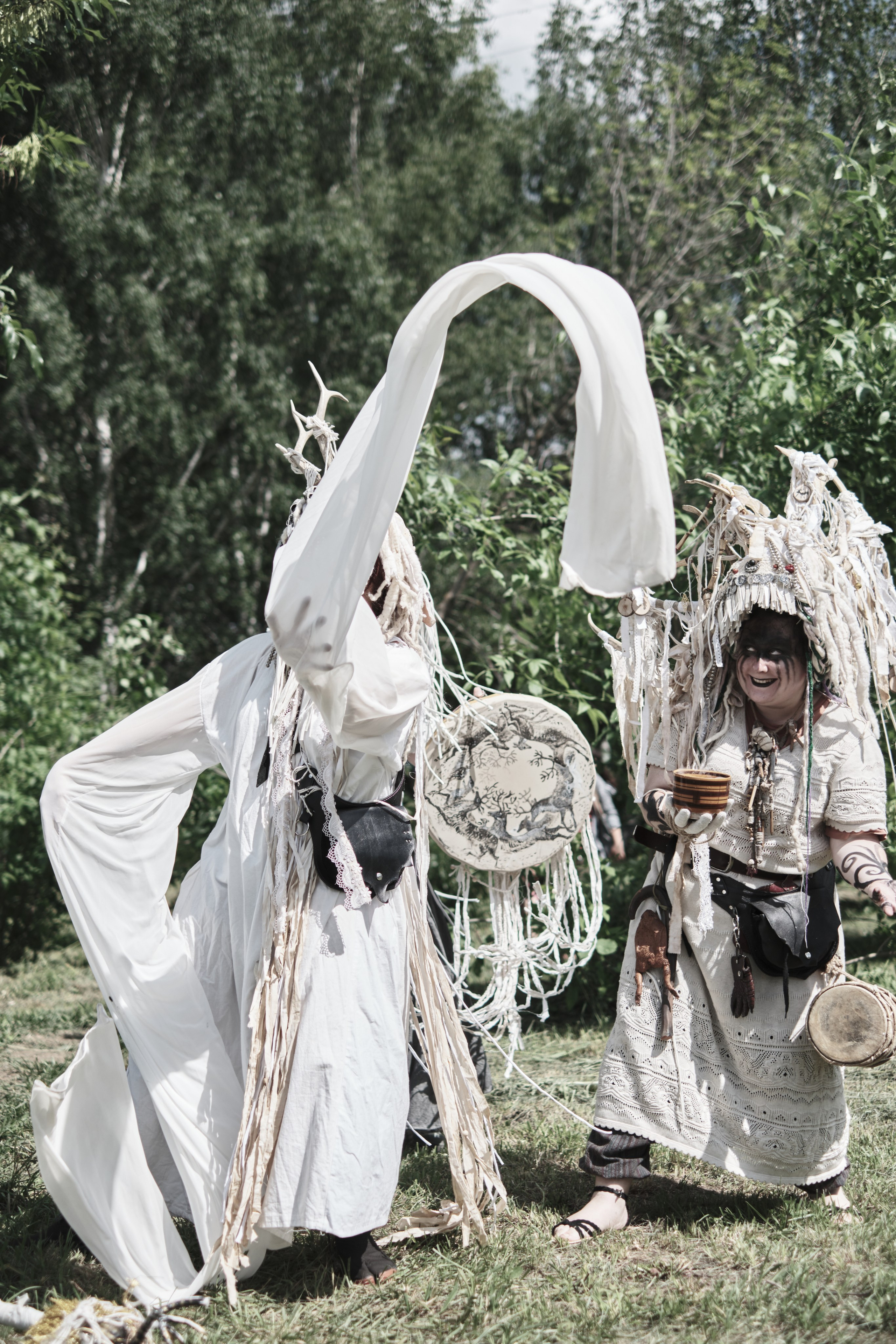 Белые Шаманы исполняют танец