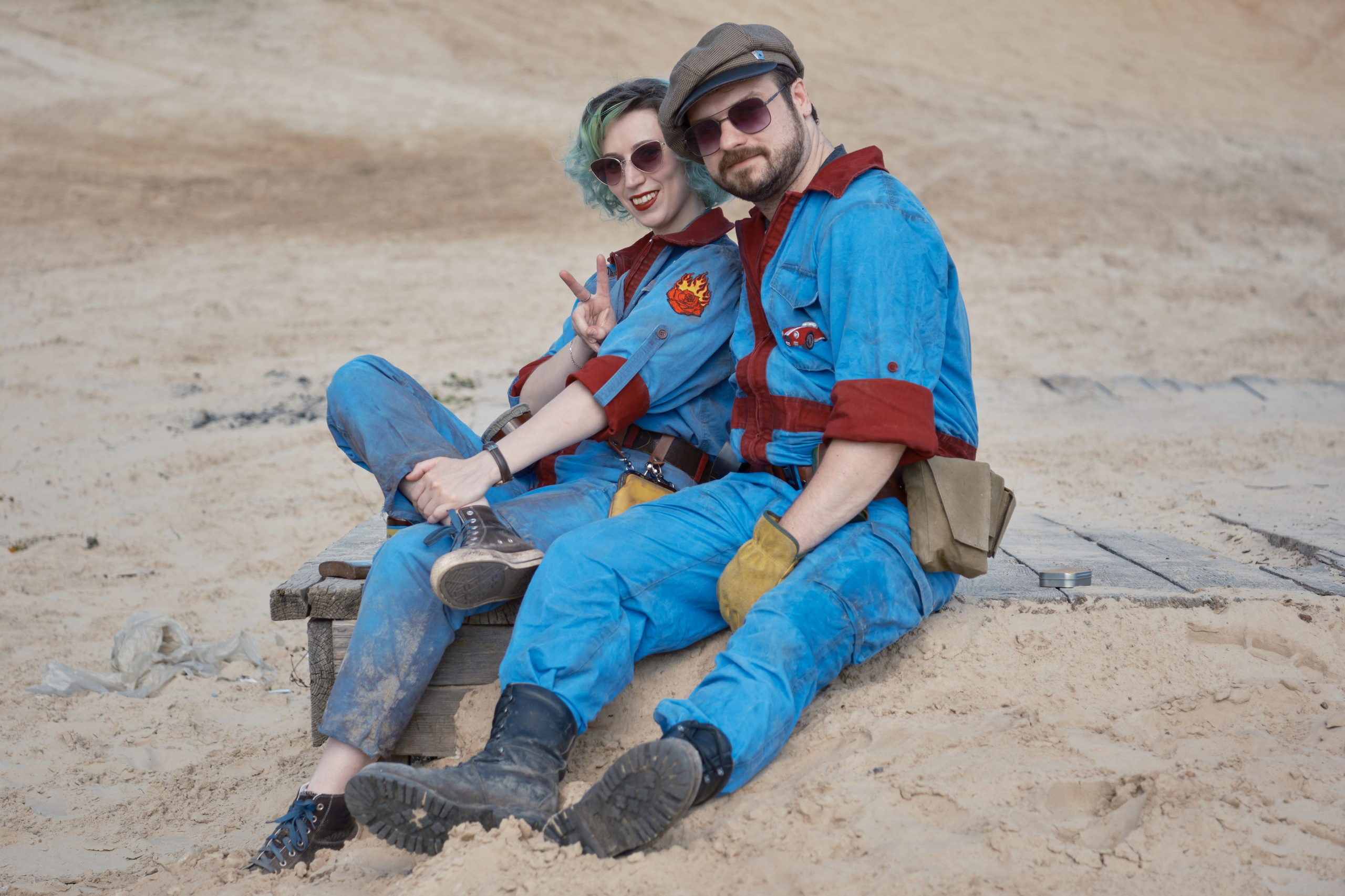 Девушка и мужчина в костюме выживших из Fallout.