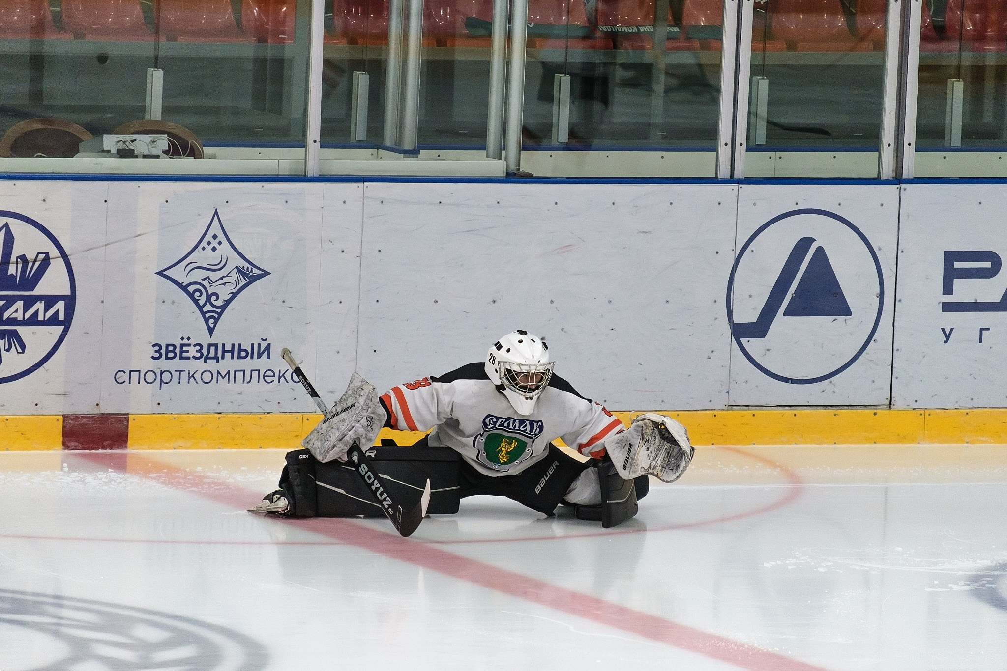 Репортажная съемка Никиты Максимова запечатлела захватывающие моменты хоккейного матча между командами "Вымпел-2011" из Междуреченска и "Ермаком" из Ангарска.