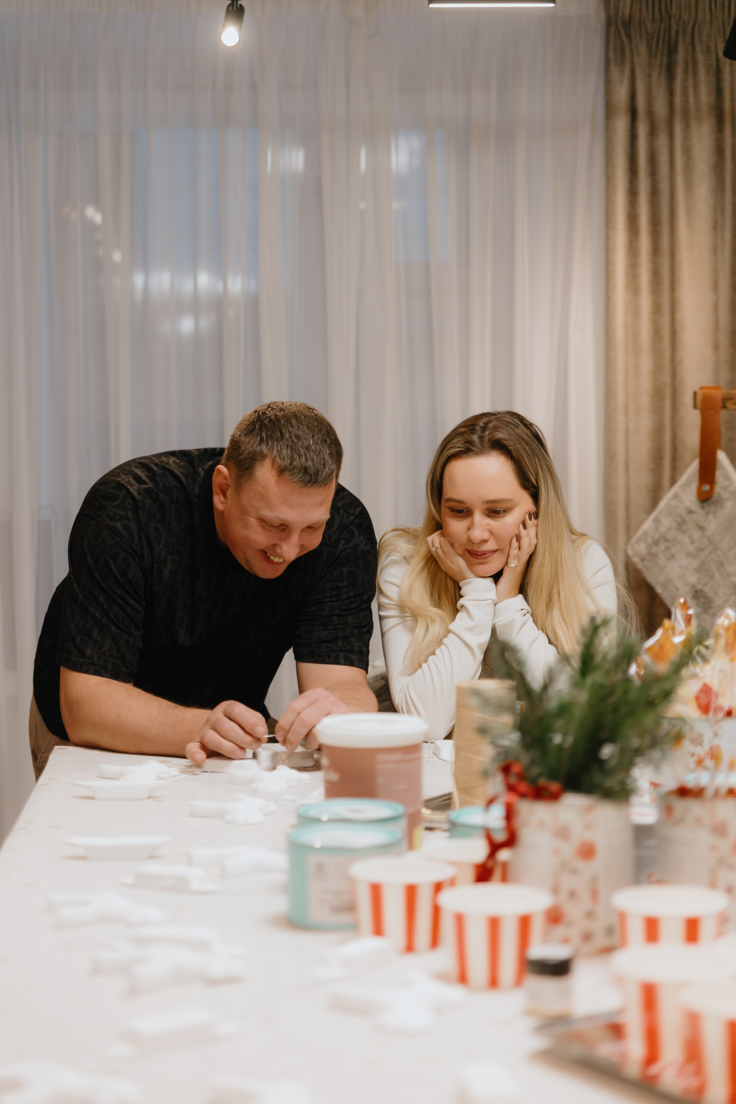 Предновогодний «Кофе-рейв» в L. DECO 17 декабря 2025 года. L. Deco интерьерный салон. Краски/обои/лепной декор