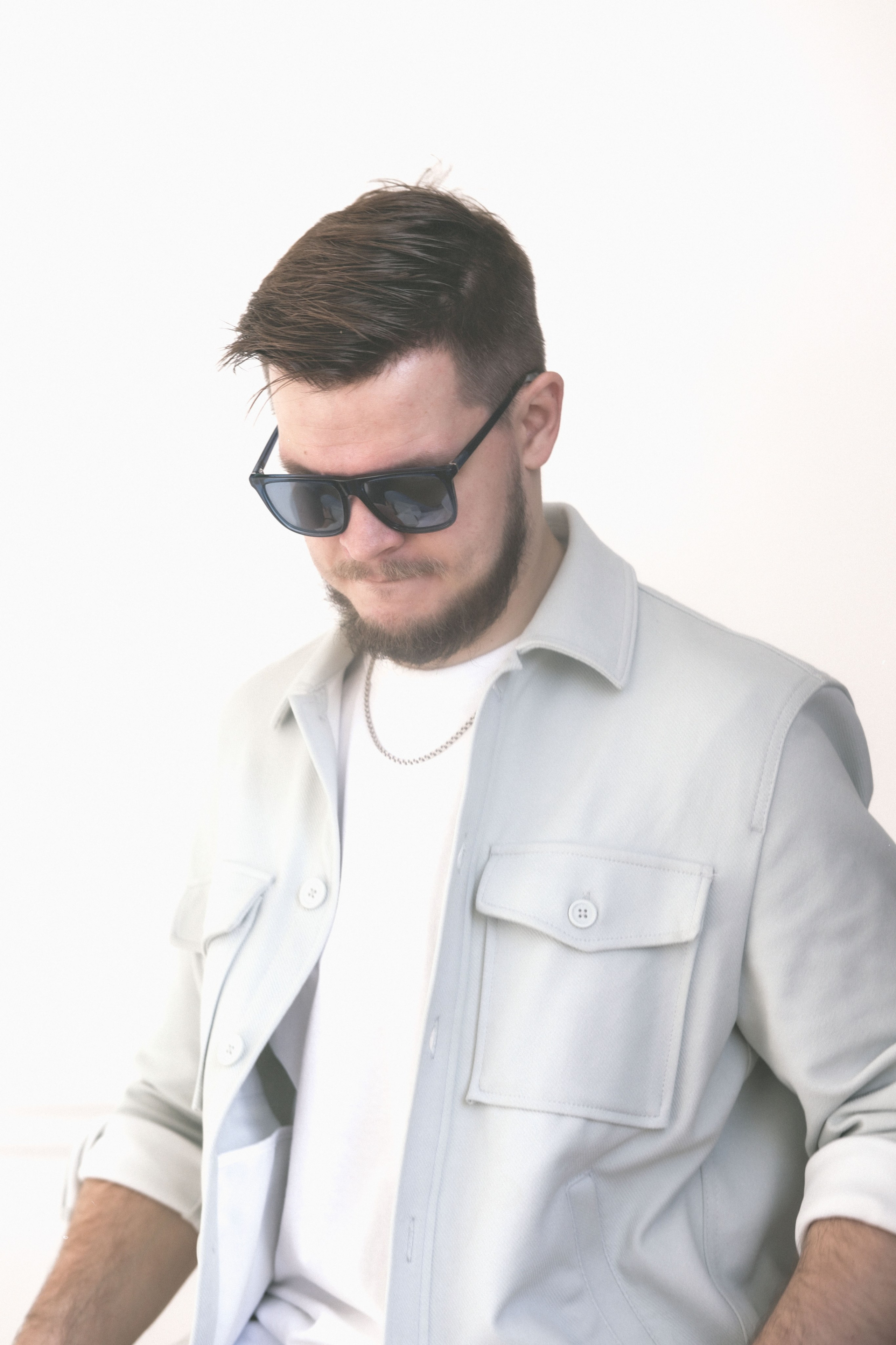 студийный портрет мужчины в солнечных очках