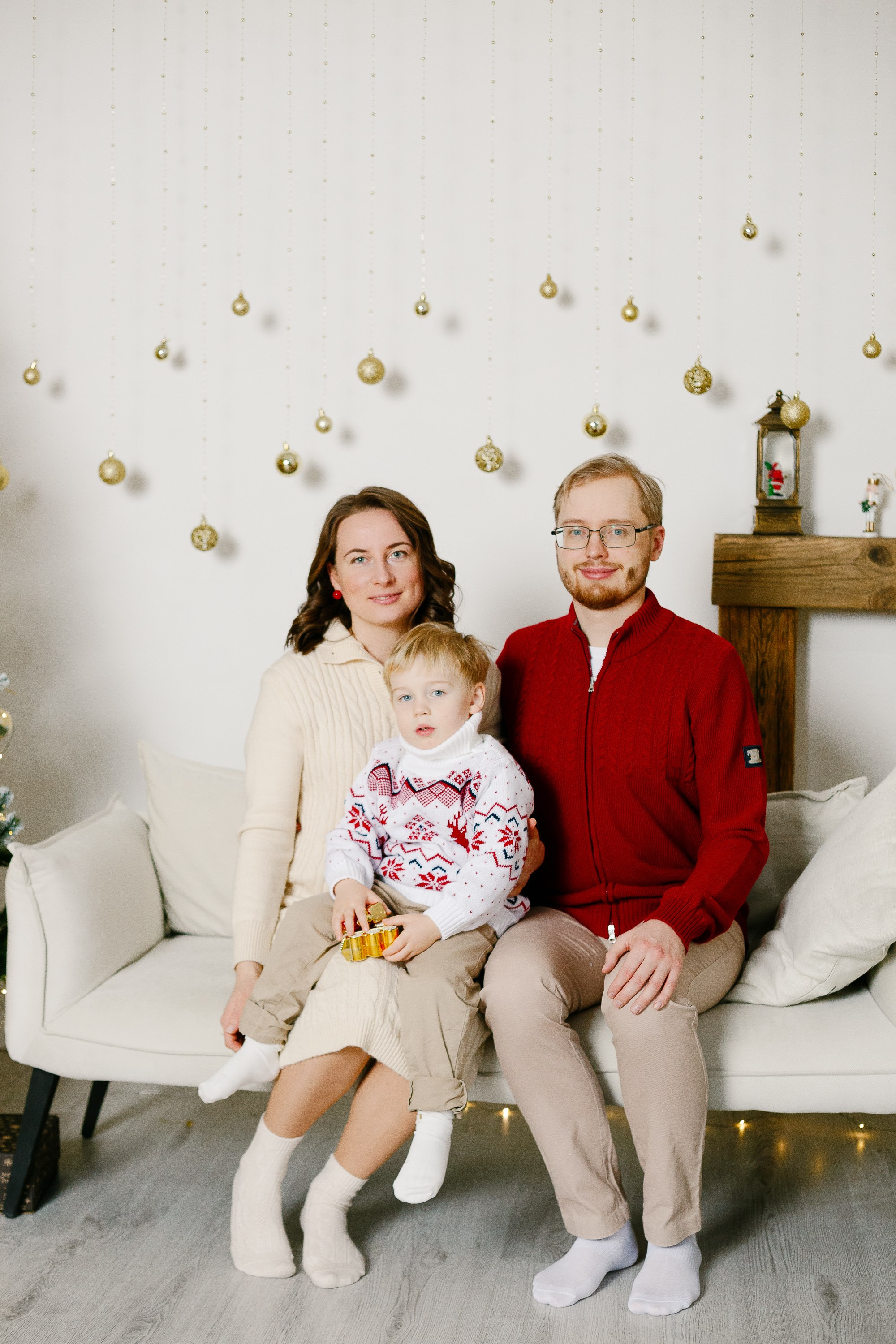 Фотограф на семейную фотосессию в студии на новый год