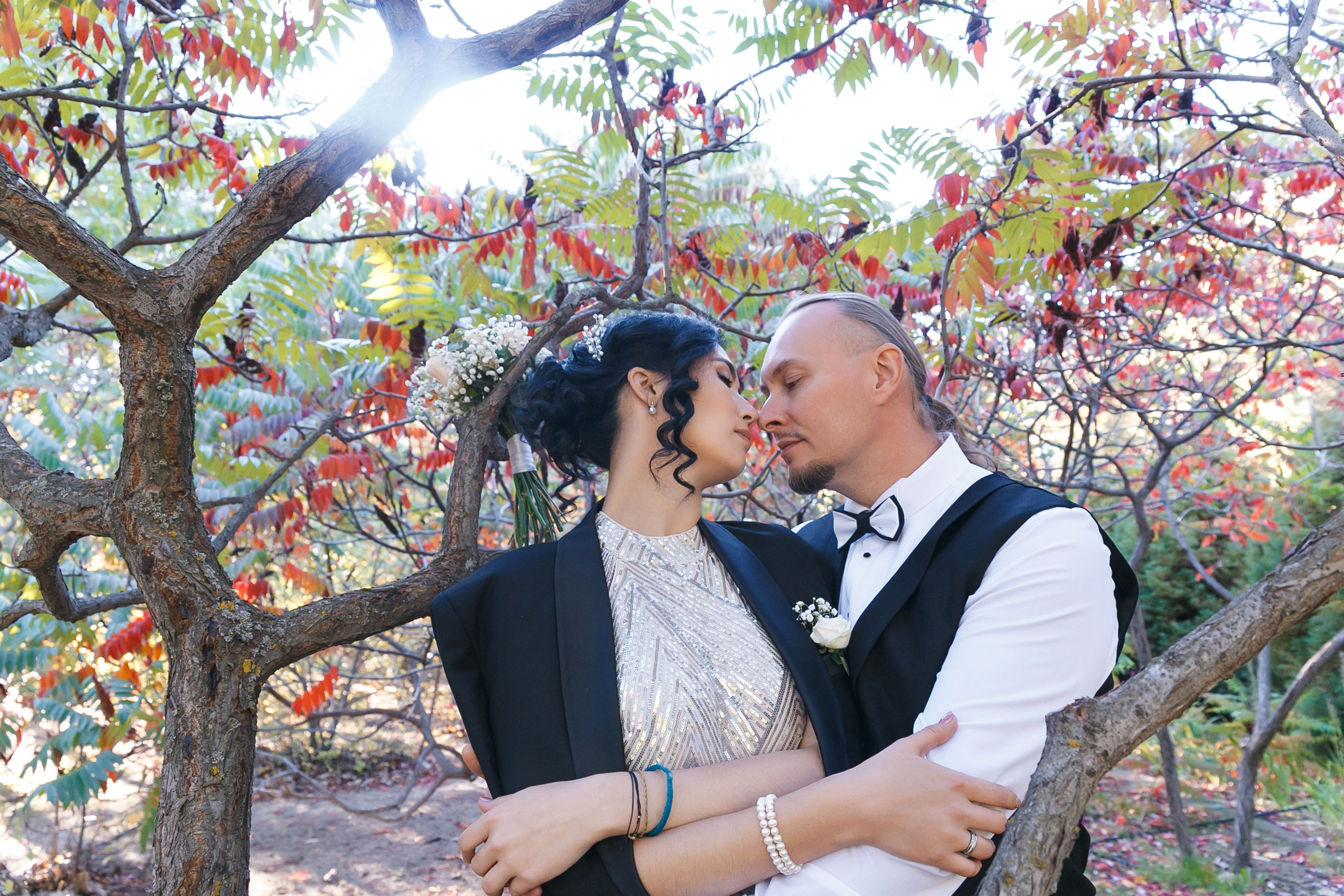 Ксения и Александр: поженились и погуляли в парке санатория Горная поляна. Событийный фотограф Максим Бескоровайновнов