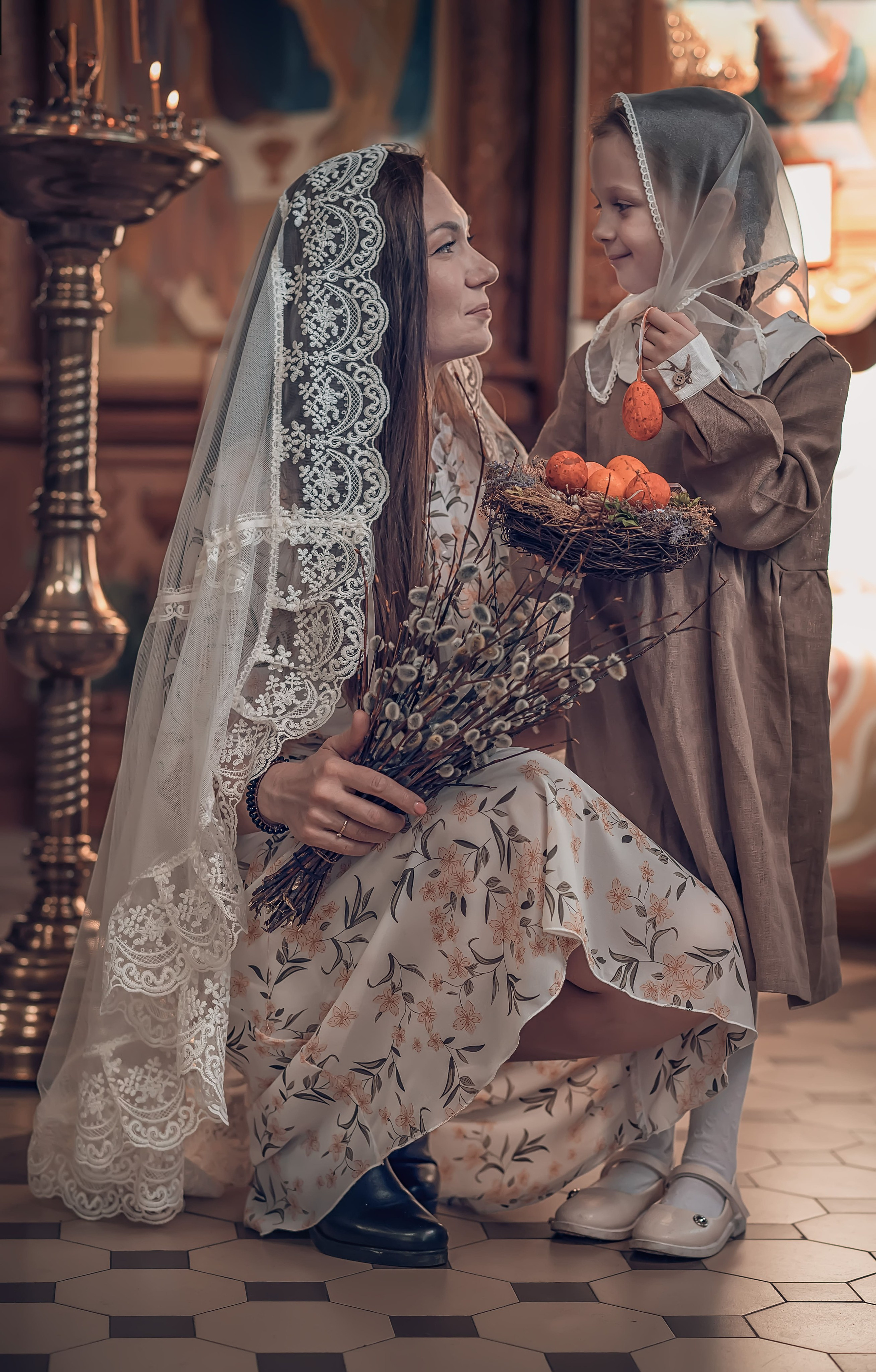 Ниночка с мамой Еленой в вербное воскресенье. Фотографы крещения/венчания  Красноярск Татьяна и Вячеслав Переваловы