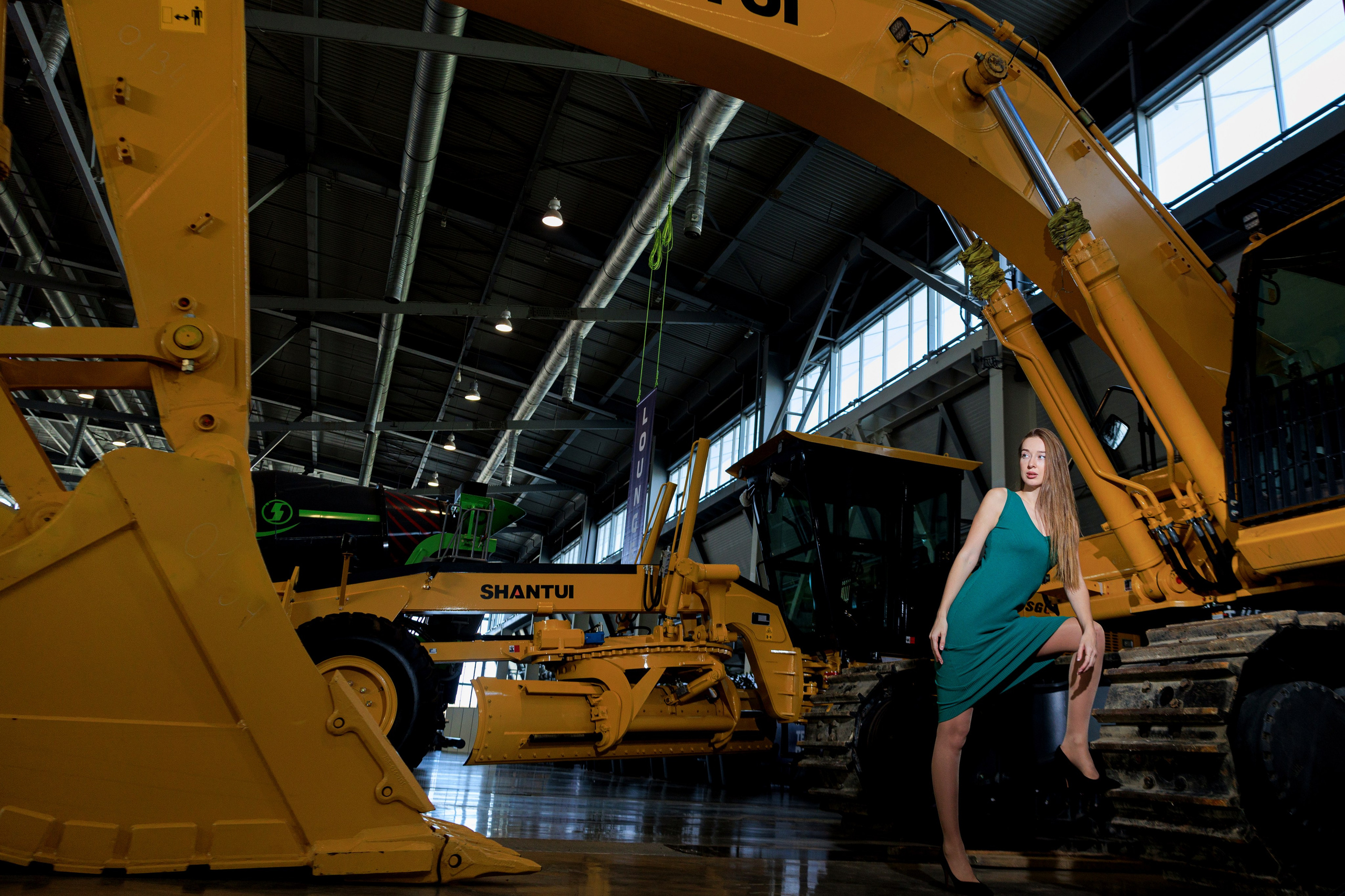 Фотограф для Модельнай съемки на строительной выставке 100+. Контент для бизнеса в Екатеринбурге Полдень Медиа