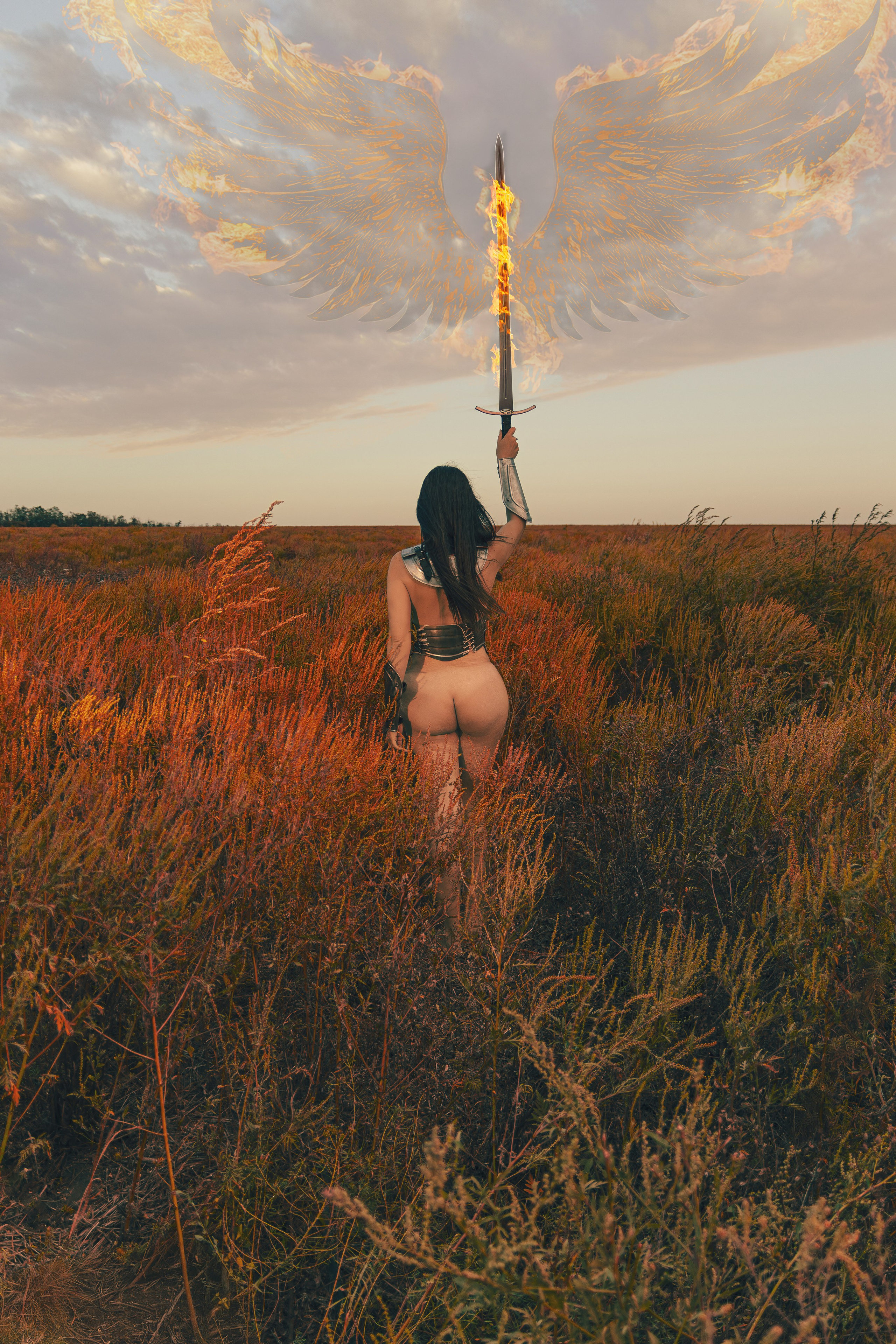 Женская фотосессия в Ростове-на-дону в образе воительницы с доспехами и мечом в поле. Ню фотосессия в Ростове-на-Дону.