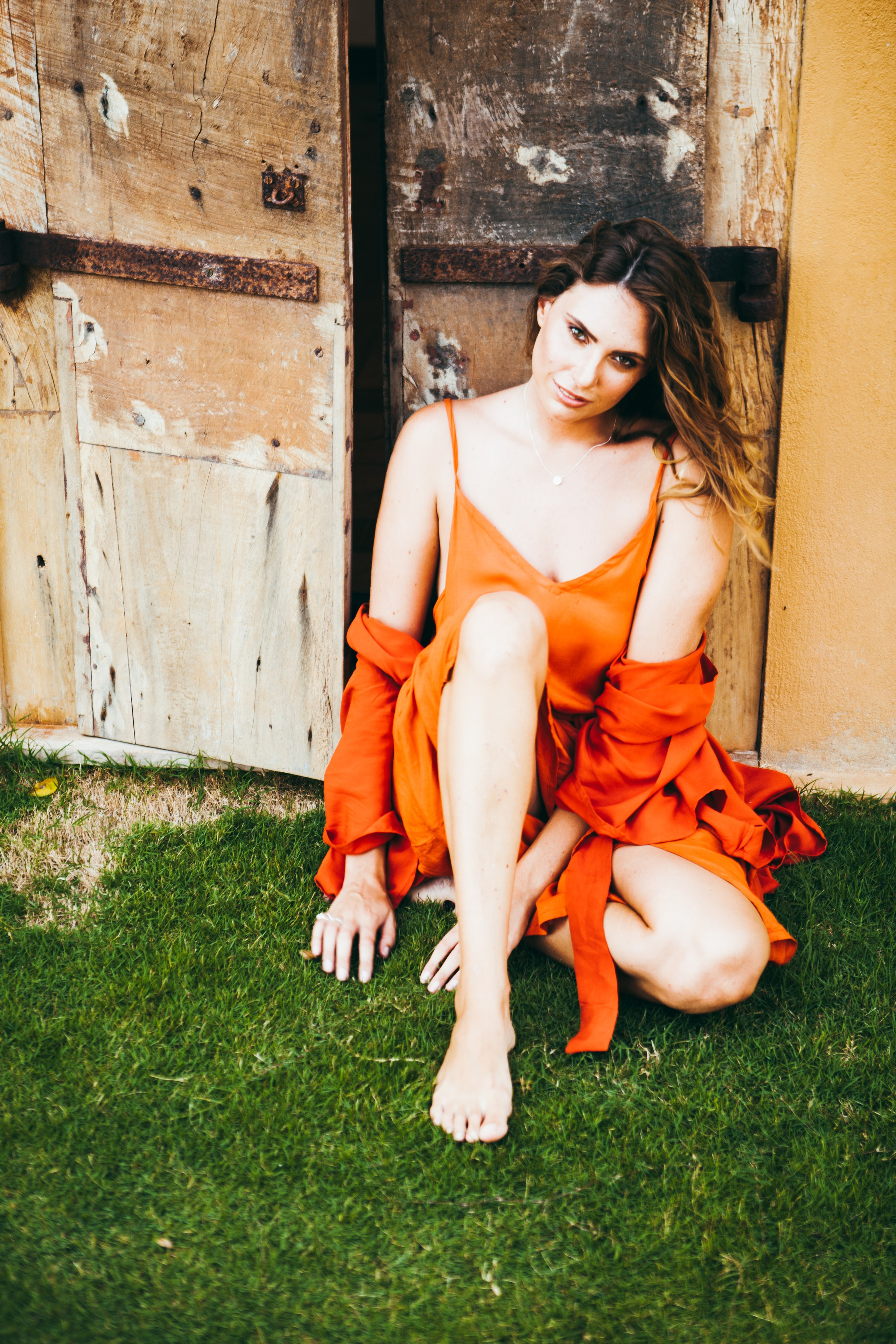 Девушка в красном платье в отеле Malabar Hill — Роскошная портретная съемка | Шри-Ланка. Фотограф на Шри-Ланке