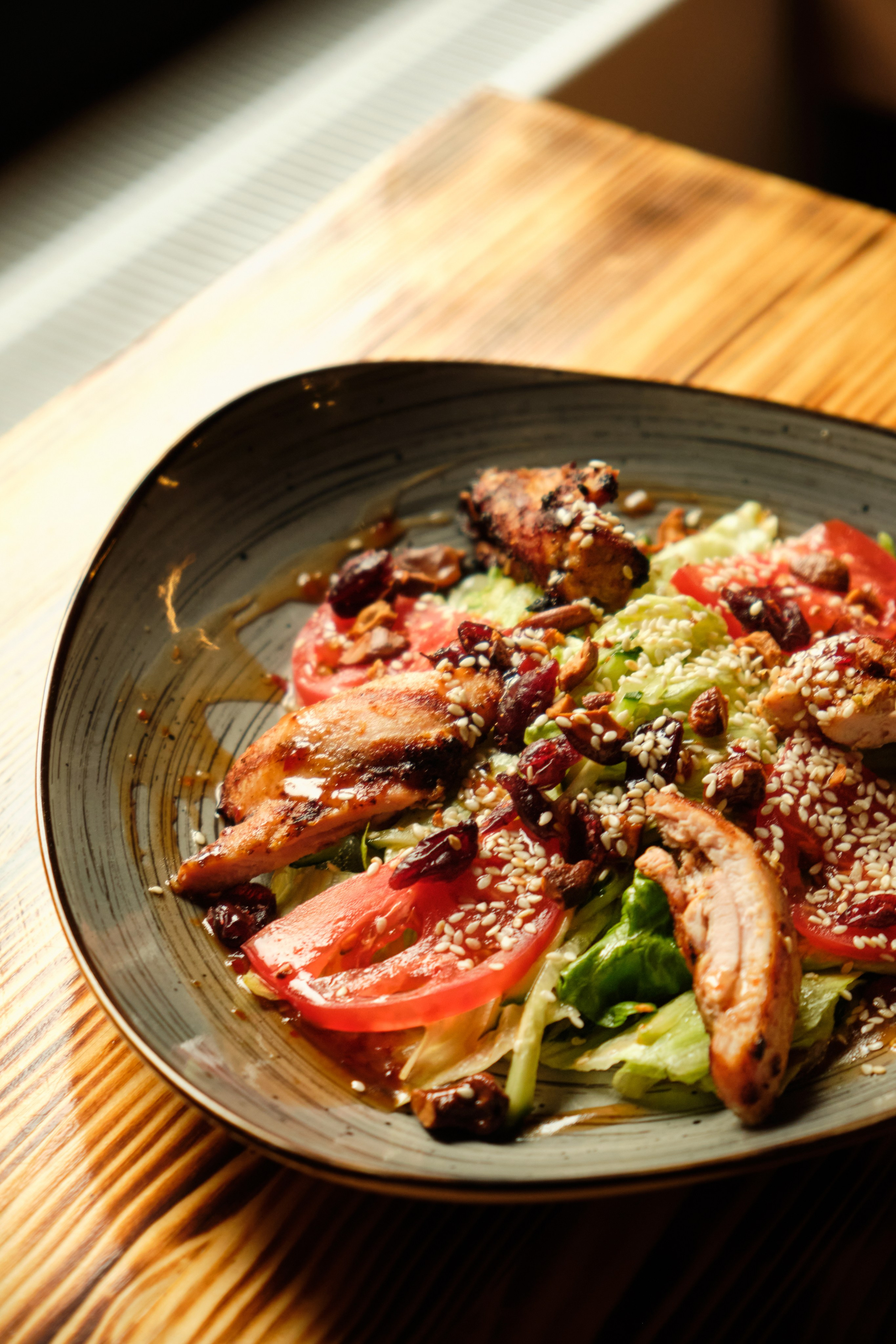 რესტორნის ფოტოგადაღება ბურგერებითა და გრილ მენიუთი | ფუდ ფოტოგრაფი და ინტერიერები თბილისი. კომერციული ფოტოგრაფი თბილისი | კერძებისა და პროდუქციის გადაღება | გორბაჩოვი ვიტალი