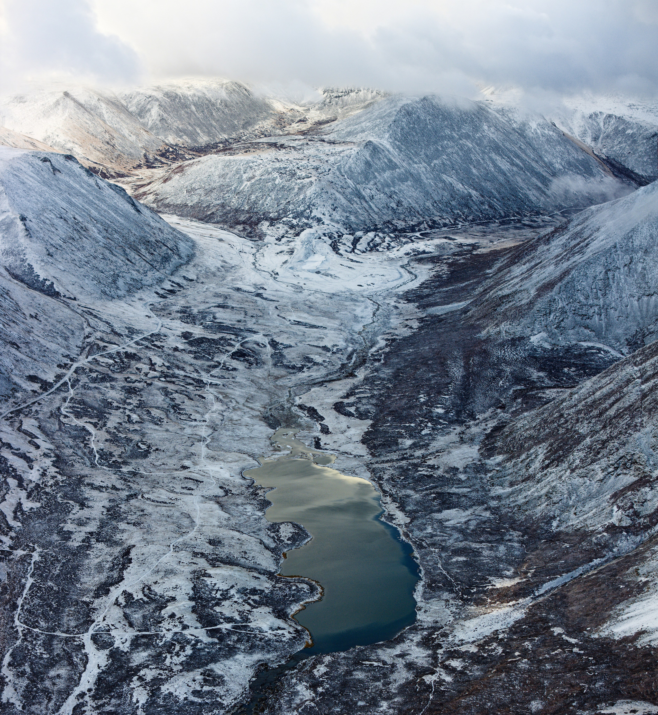 Ущелье реки Жумалы покрытое снегом, освещенное утренним солнцем