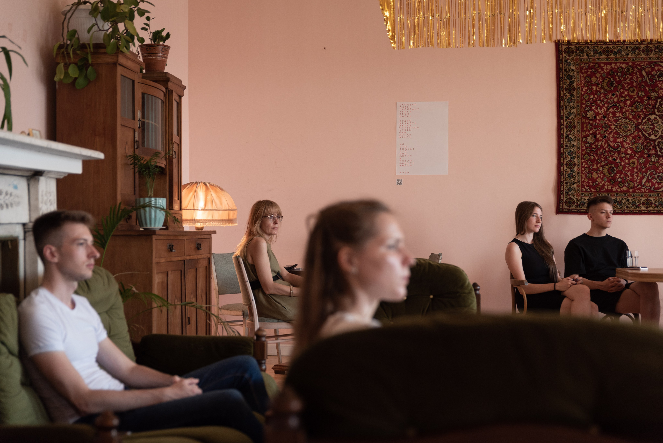 Зрители сидят в старинном интерьере, слушают музыку.