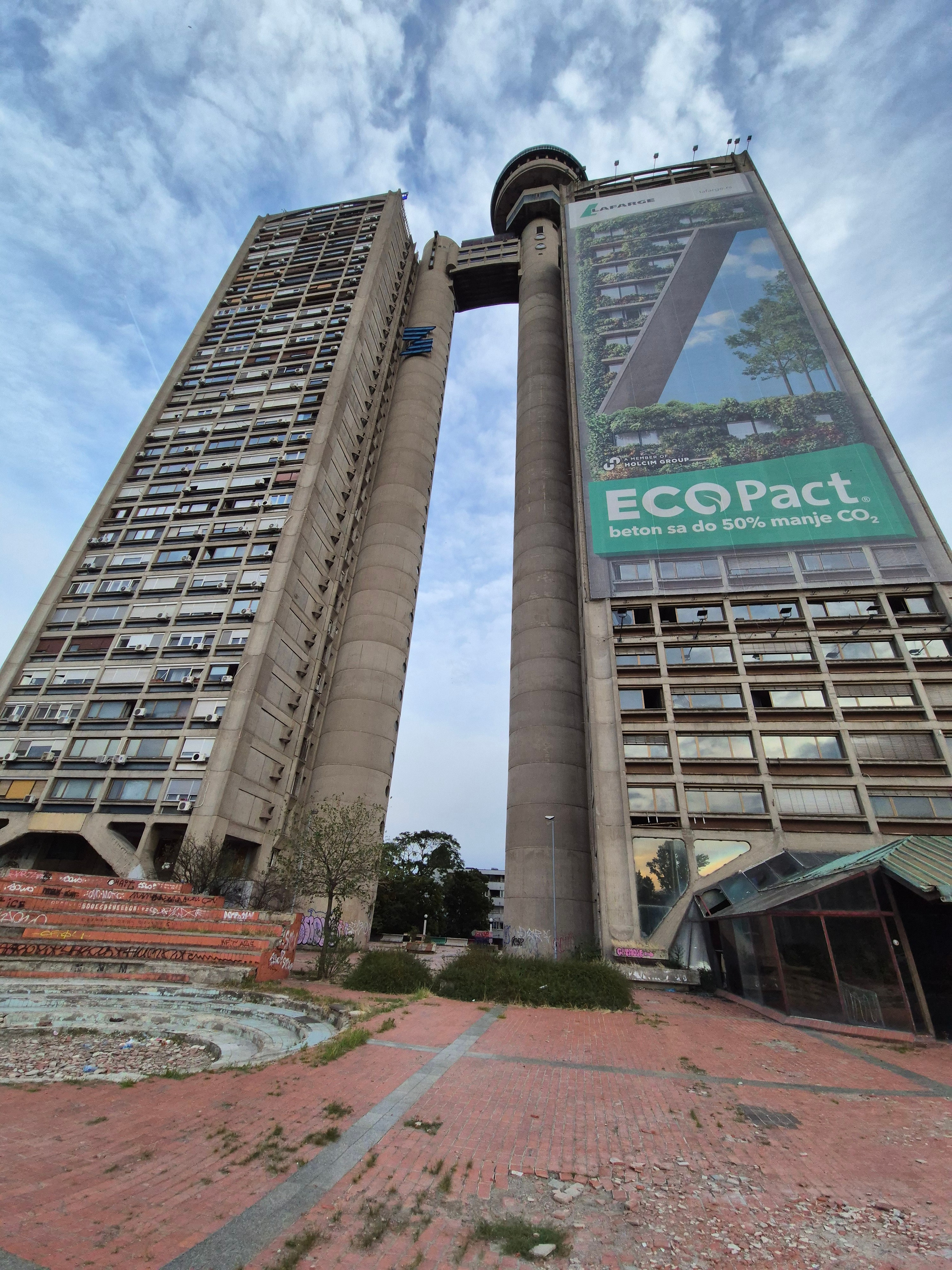 Правая башня заброшена, территория вокруг производит впечатление разваливающегося города. Однако, в более высокой башне кипит жизнь