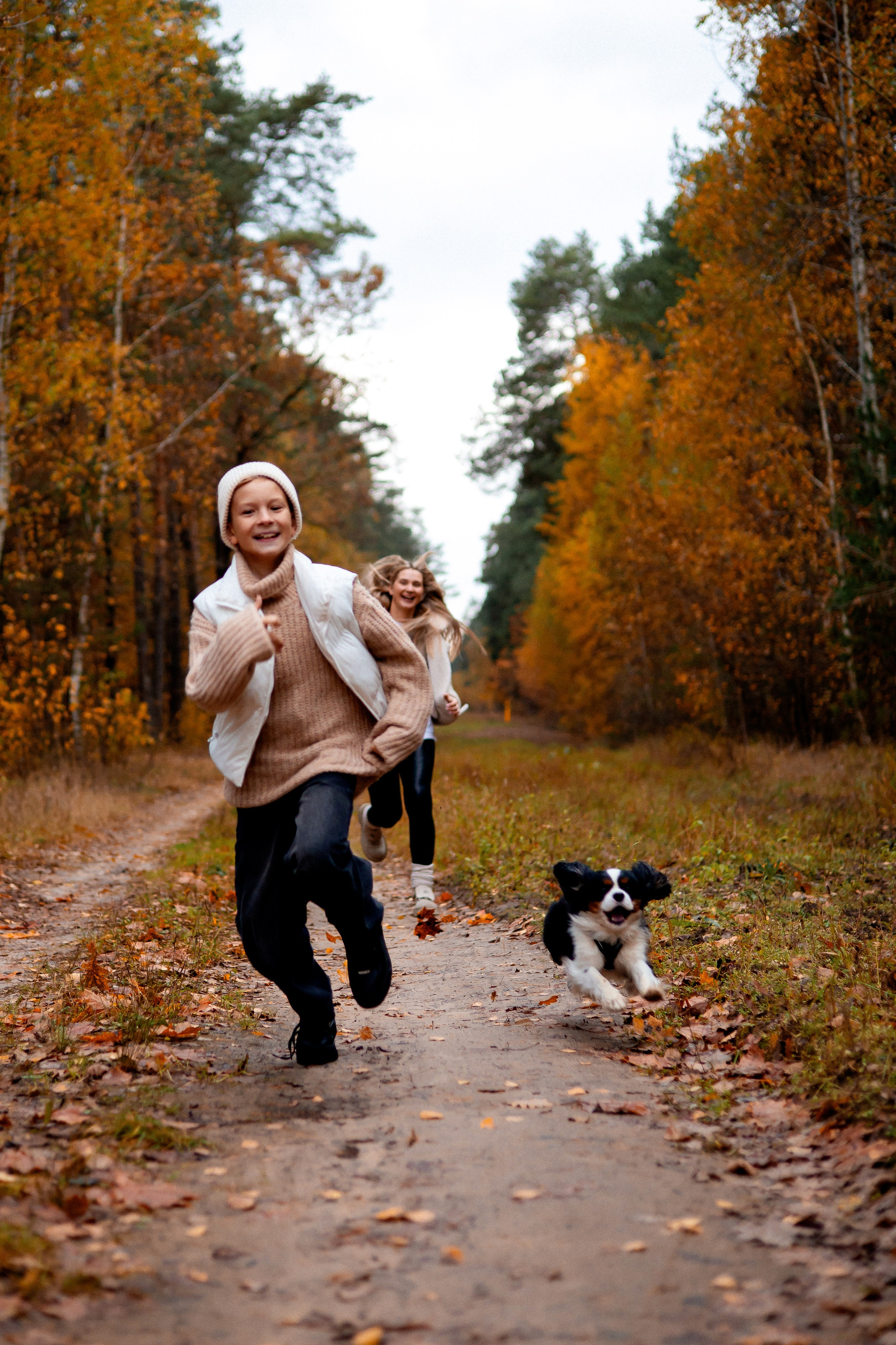 Осенняя фотосессия в Гомеле, семейная фотосессия в лесу, мама и сын, прогулка в лесу, фотосессия с собакой, осенний образ, лайф-стайл, семья, фотограф Гомель
