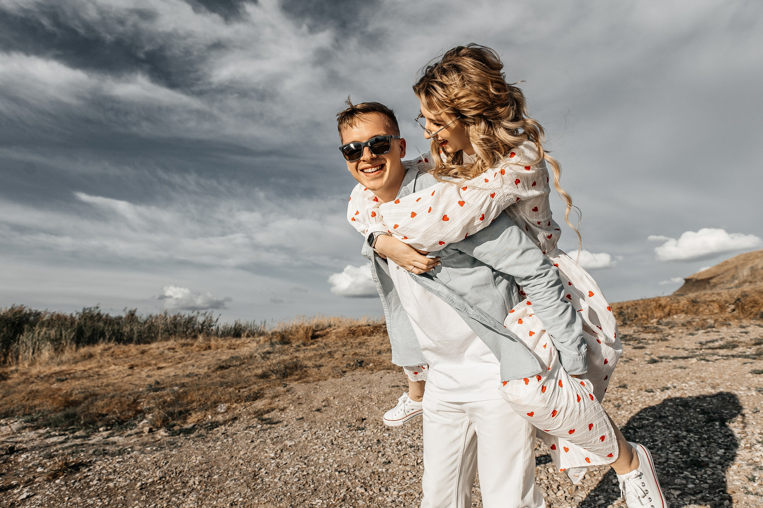 Здравствуйте! Я&nbsp;свадебный фотограф из&nbsp;Ульяновска, работаю в&nbsp;том числе по&nbsp;всей России и&nbsp;с&nbsp;выездом за&nbsp;границу. Снимаю свадьбы, lovestory, корпоративы, светский репортаж. Провожу обучение по&nbsp;фотографии, мастер-классы и&nbsp;воркшопы для других фотографов.