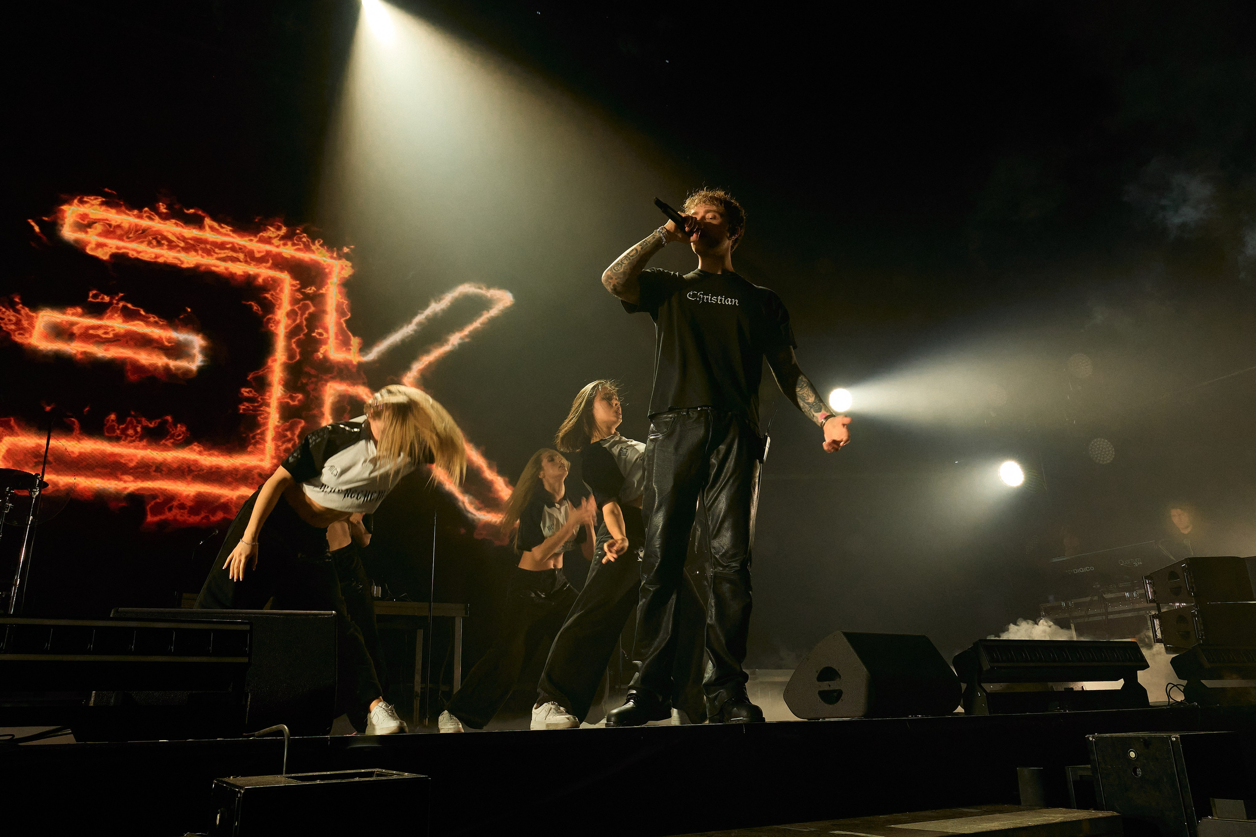 Egor Kreed. Святослав Лебедев | Рекламный фотограф — Коммерческая съемка, Арт-дирекшн, AI-интеграция