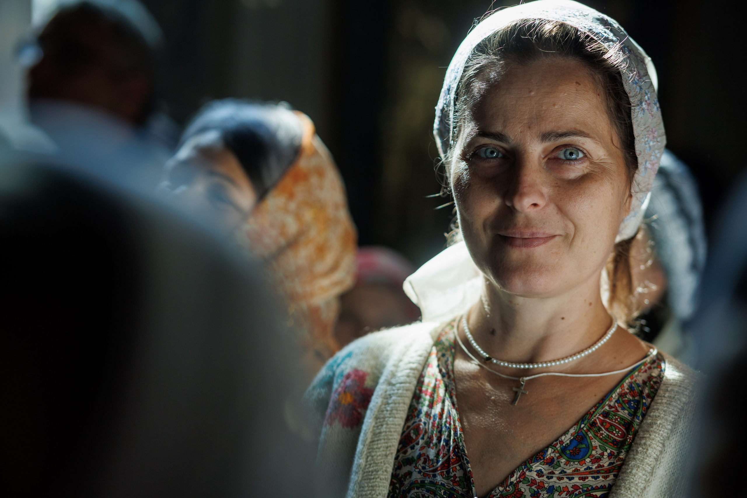 Женщина в платке на Литургии, храм Преображения, естественный свет, Екатеринбург, Илья Антропов