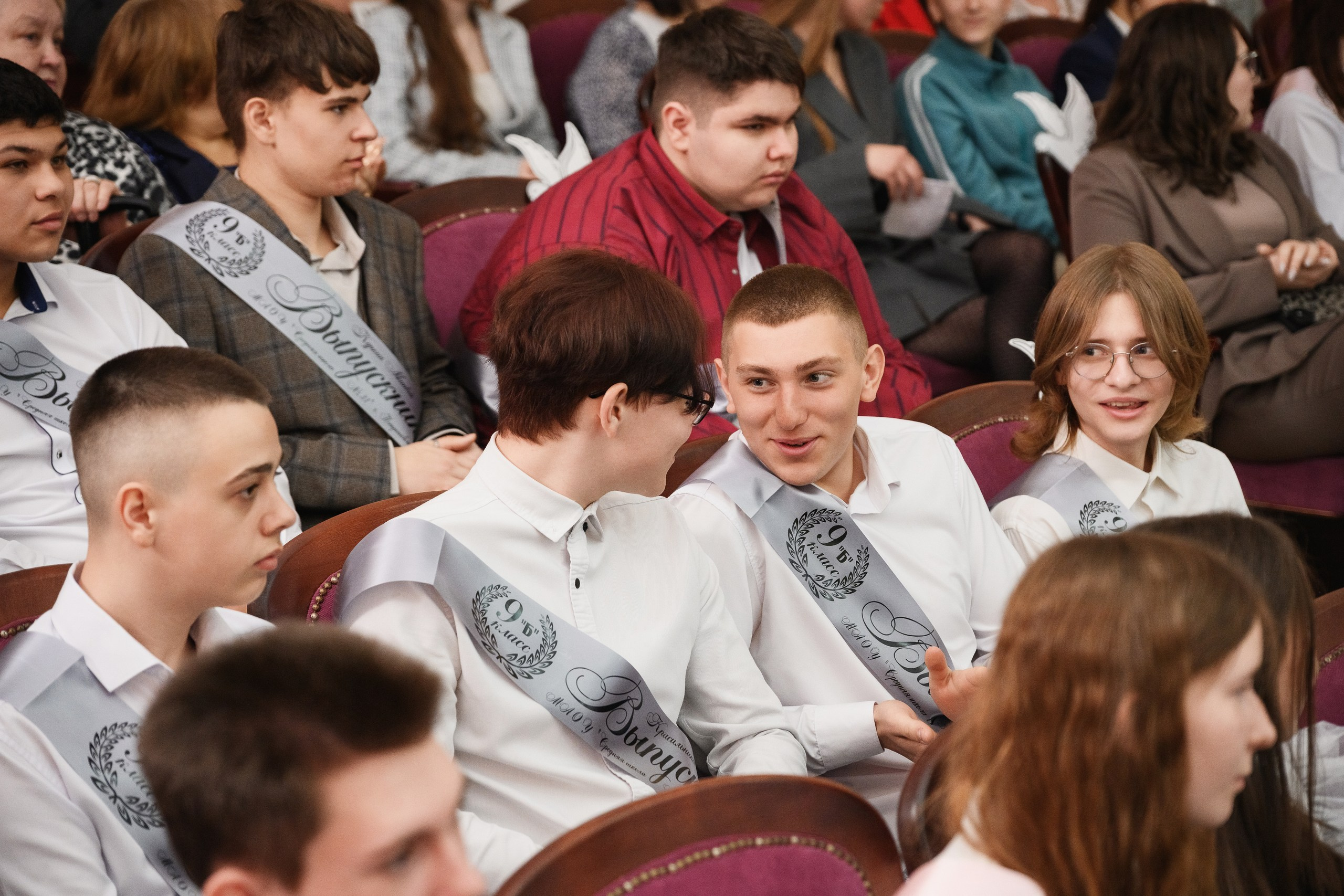 Фотосъемка последнего звонка в Петропавловске-Камчатском, Торжественная линейка выпускников в Петропавловске-Камчатском, Школьная фотосессия с учителями и одноклассниками в Петропавловске-Камчатском, Трогательные кадры прощания со школой в Петропавловске-Камчатском, Стоимость фотосъемки последнего звонка в Петропавловске-Камчатском.