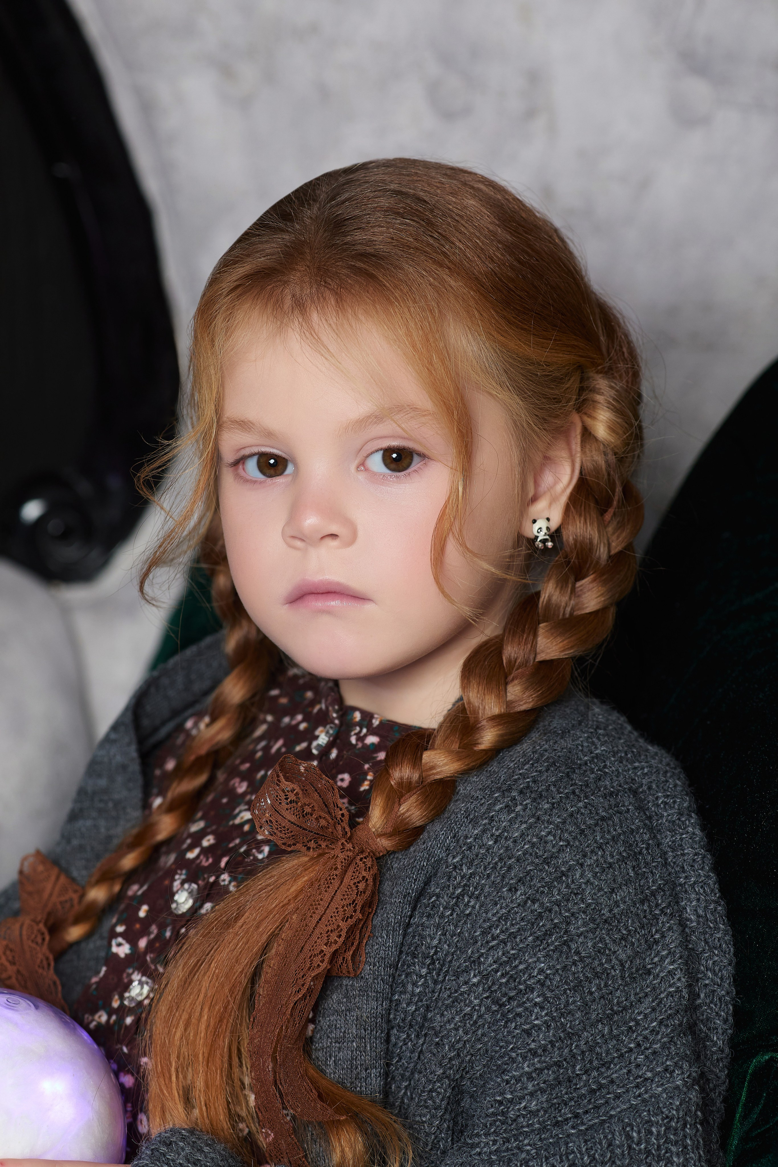 Портретная фотосъёмка для маленькой рыжеволосой девочки с косичками