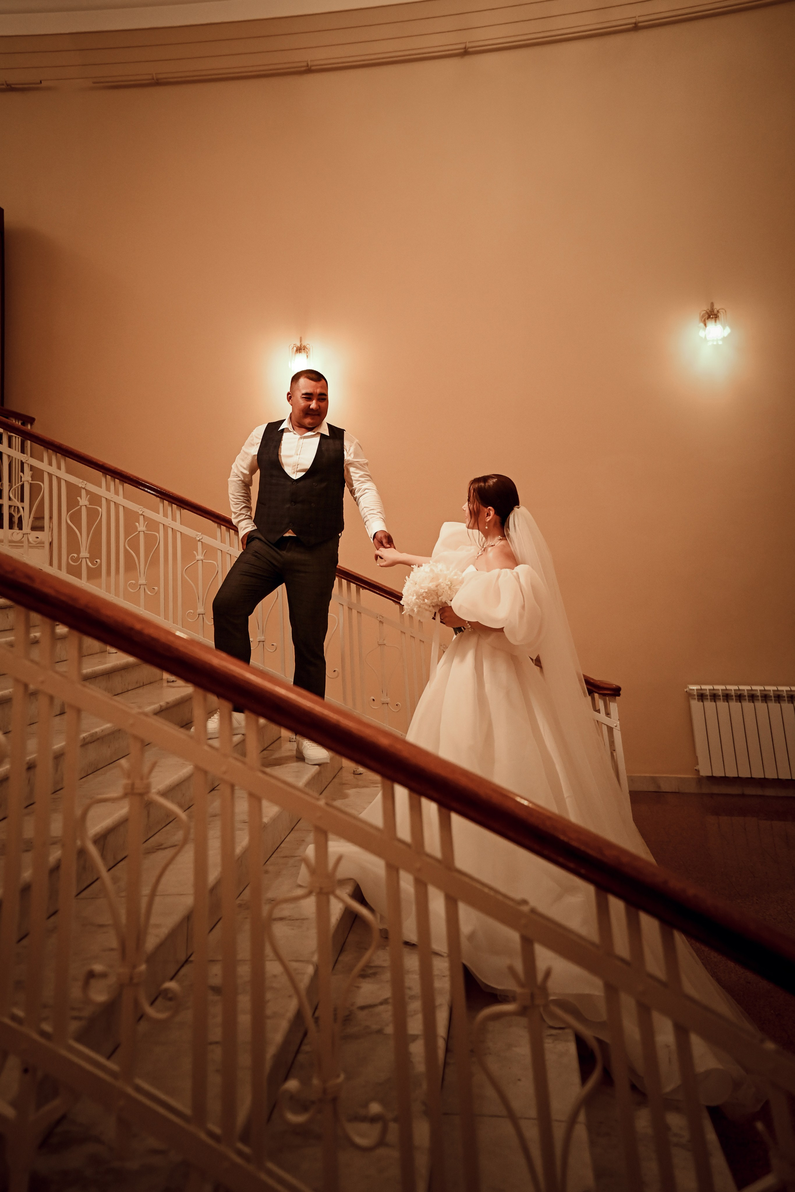 Небольшая свадебная серия в музее и прогулкой под дождем Эльмиры и Ризата. Свадебный, семейный, детский, контент фотограф в Омске Максим Ильин