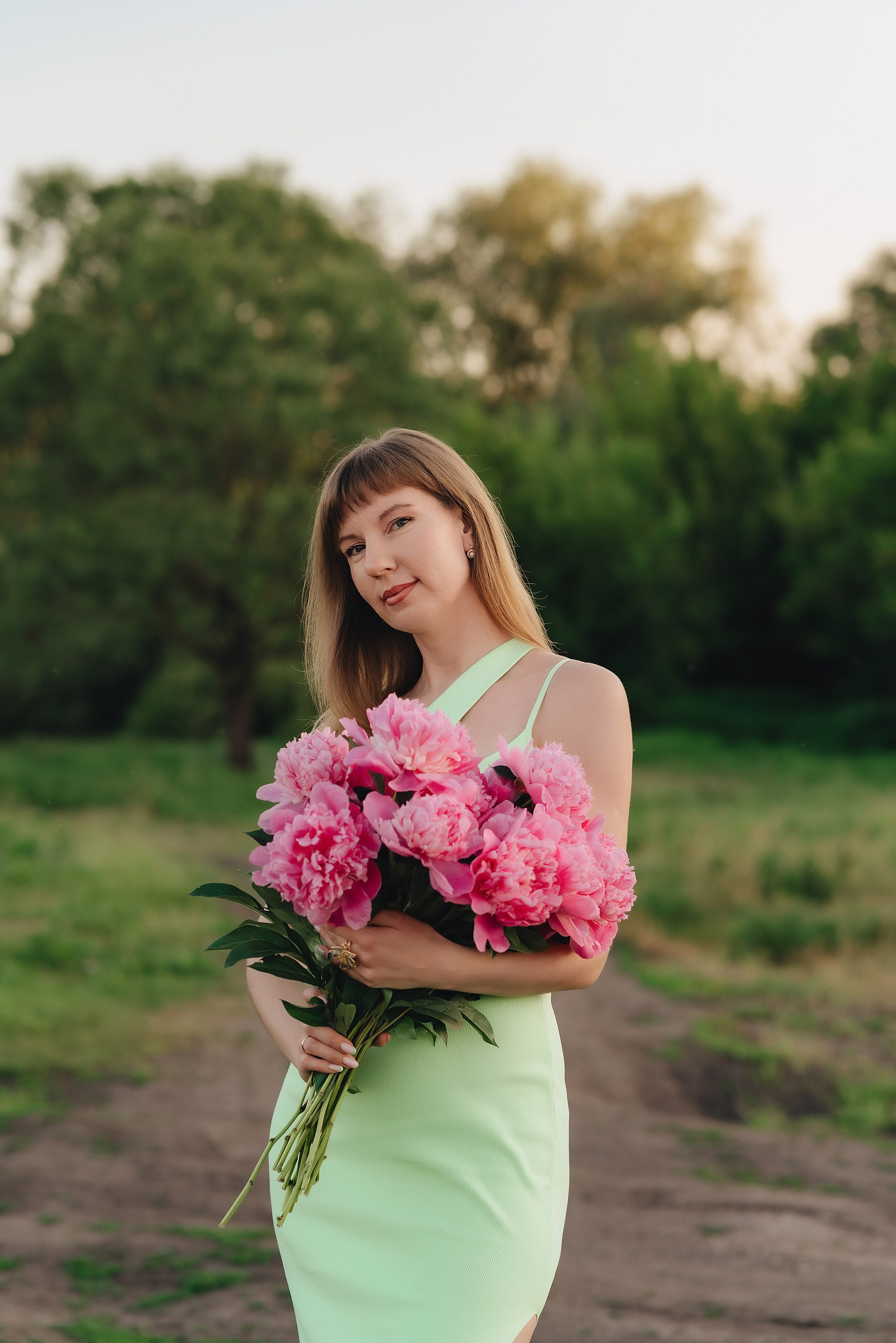 Анастасия | Съемка на закате с букетом пионов. Фотограф Карина Шмулёва. Воронеж и область