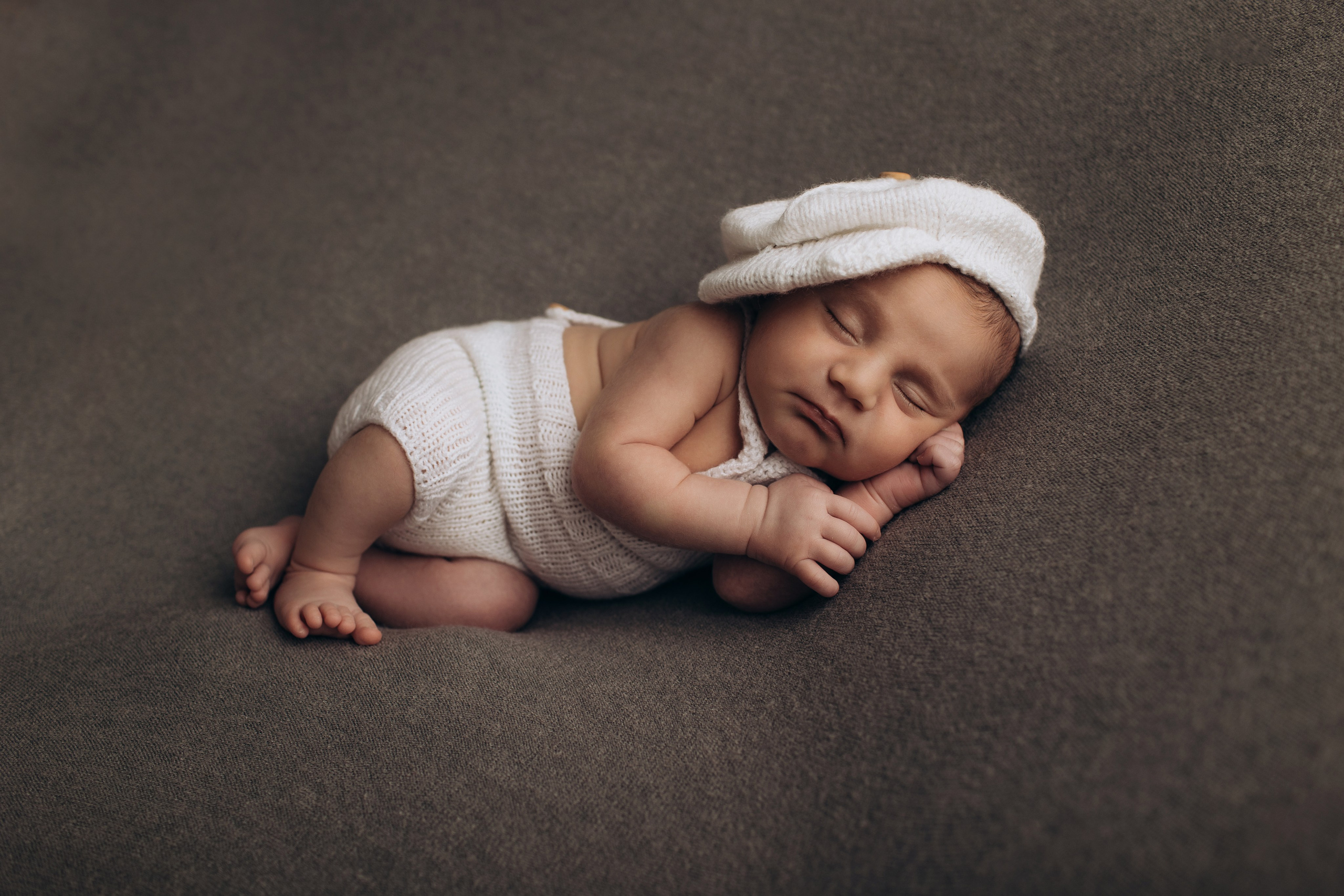 Newborn (фотосессия новорожденных). Фотостудия для новорожденных и малышей в Твери — На ручки