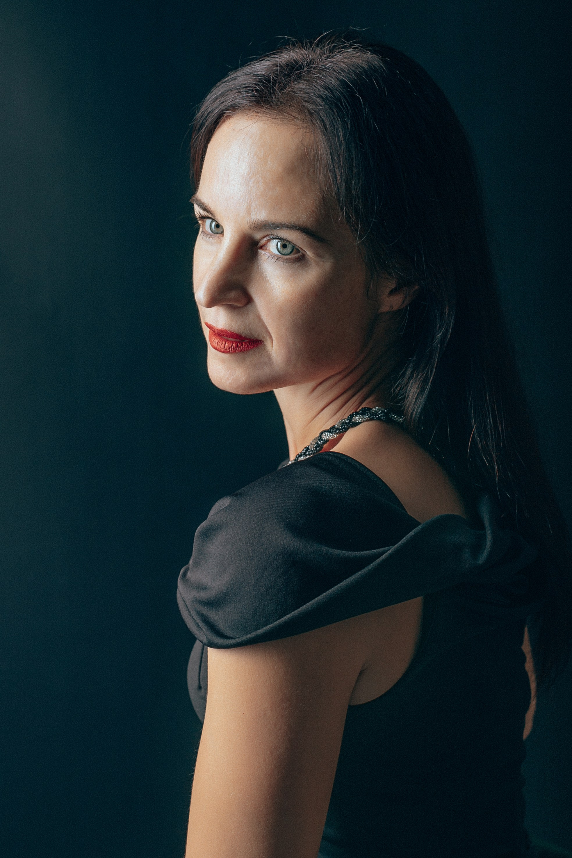 Фризлайт. Черный фон. Женский портрет. Фотограф Кравченко Юлия. Энгельс