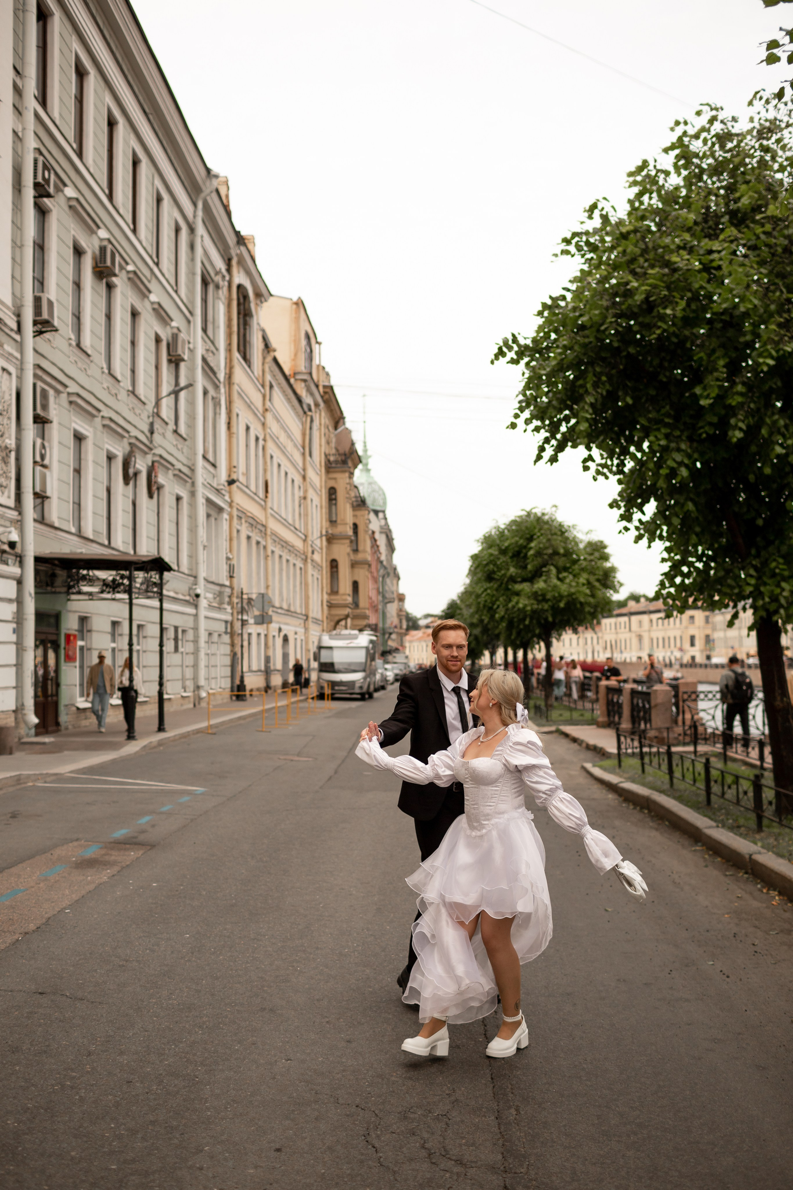 Свадебная фотопрогулка по улицам Петербурга. Свадебный фотограф Кирилл Белый