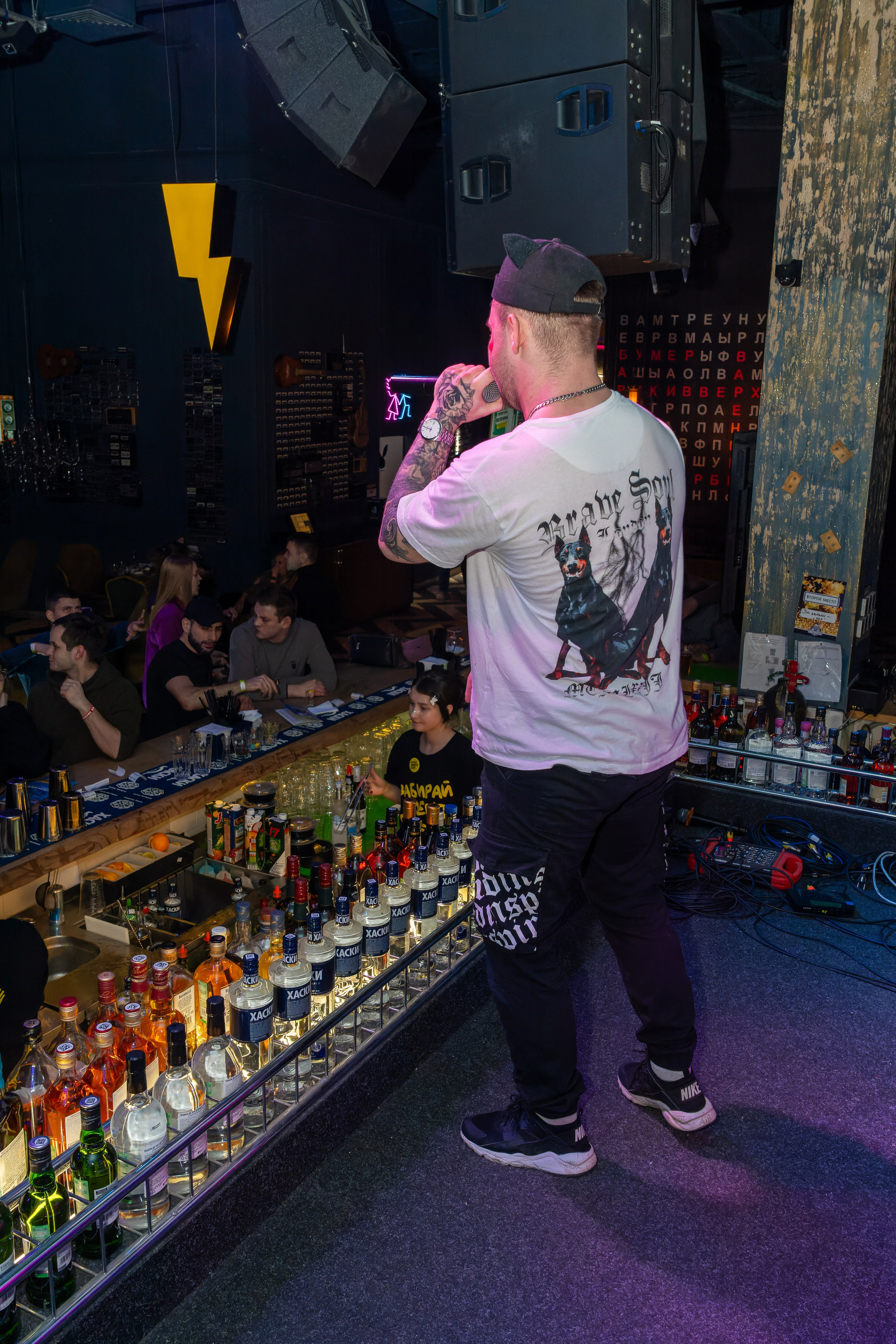 Съёмка в клубе, бар руки вверх, клубная фотосессия. «Студия DRONAVT`s» — видеосъёмка и фотография г. Москва