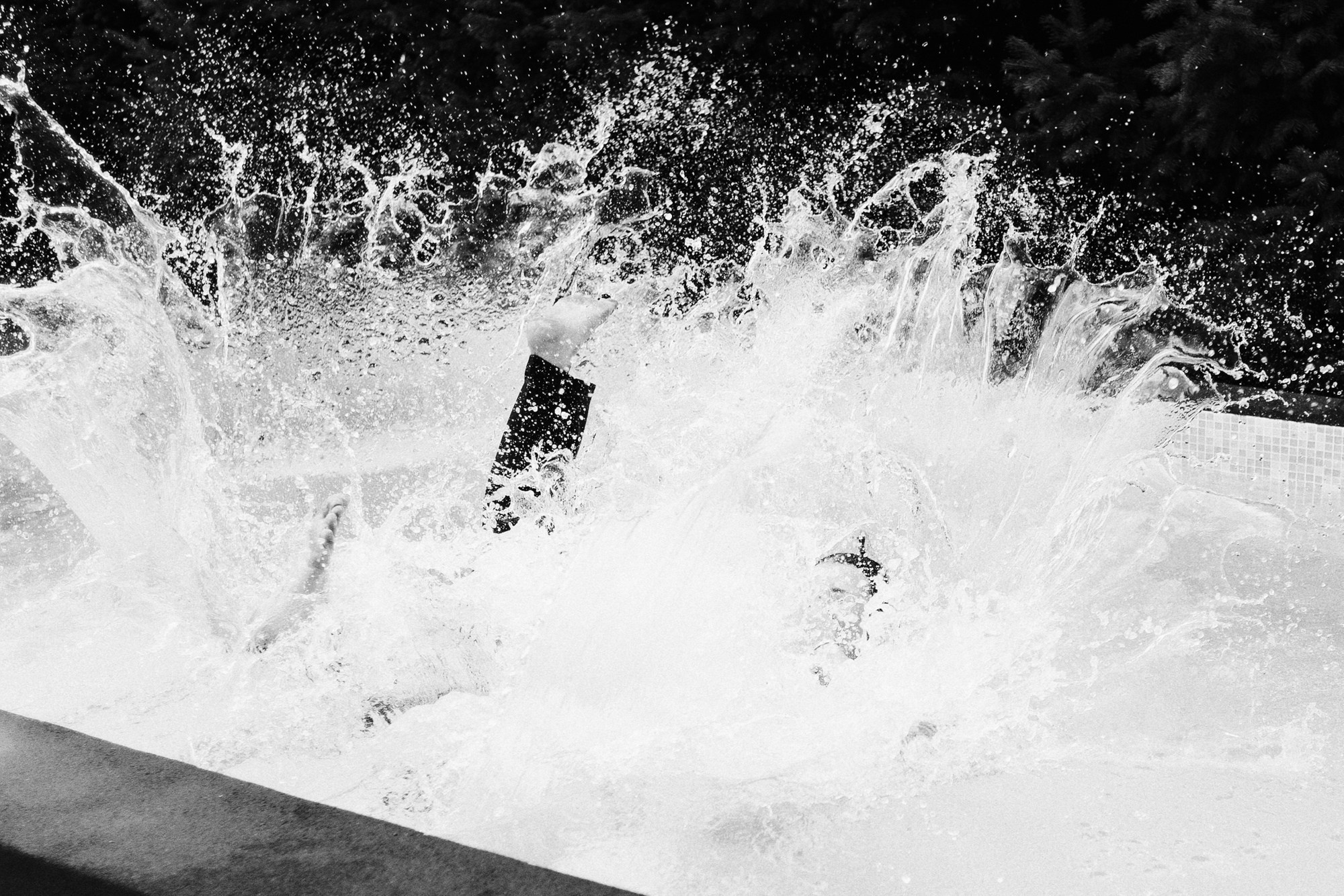 Жених прыгает в бассейн в костюме, брызги воды и драйв на свадебной вечеринке