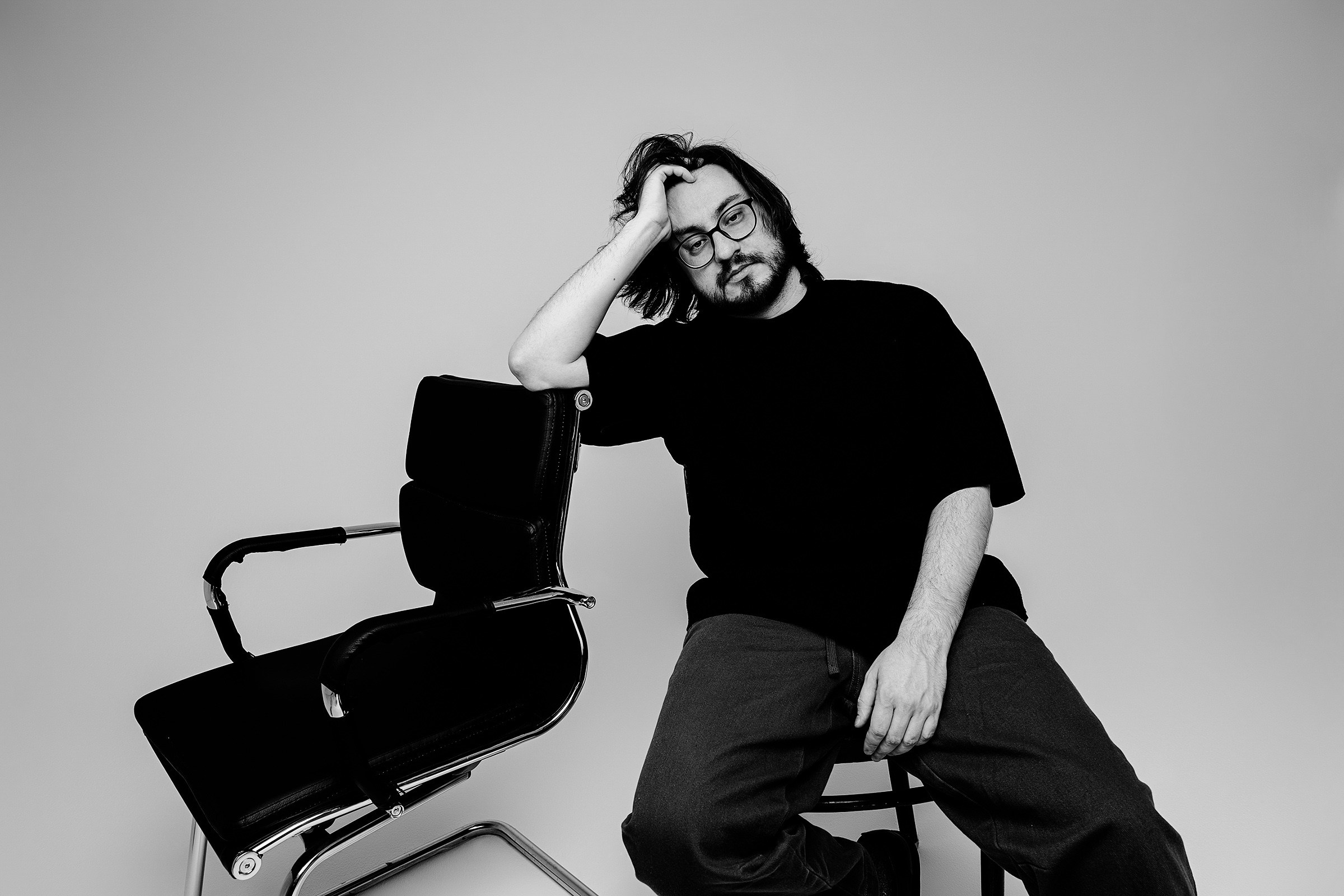 Уставший офисный работник