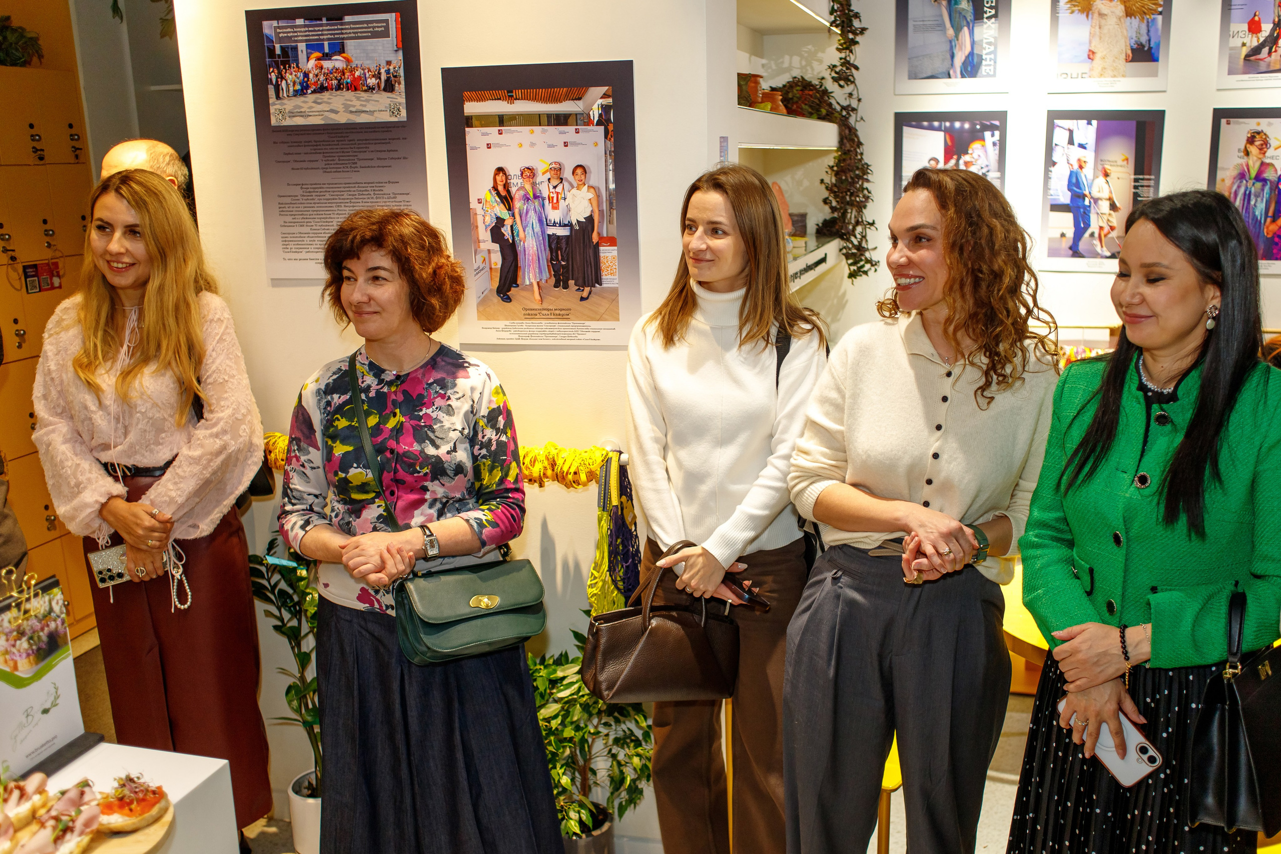Наталья Кремнева и Ольга Бадма-Халгаева на открытии инклюзивной фотовыставки "Сила в каждом".