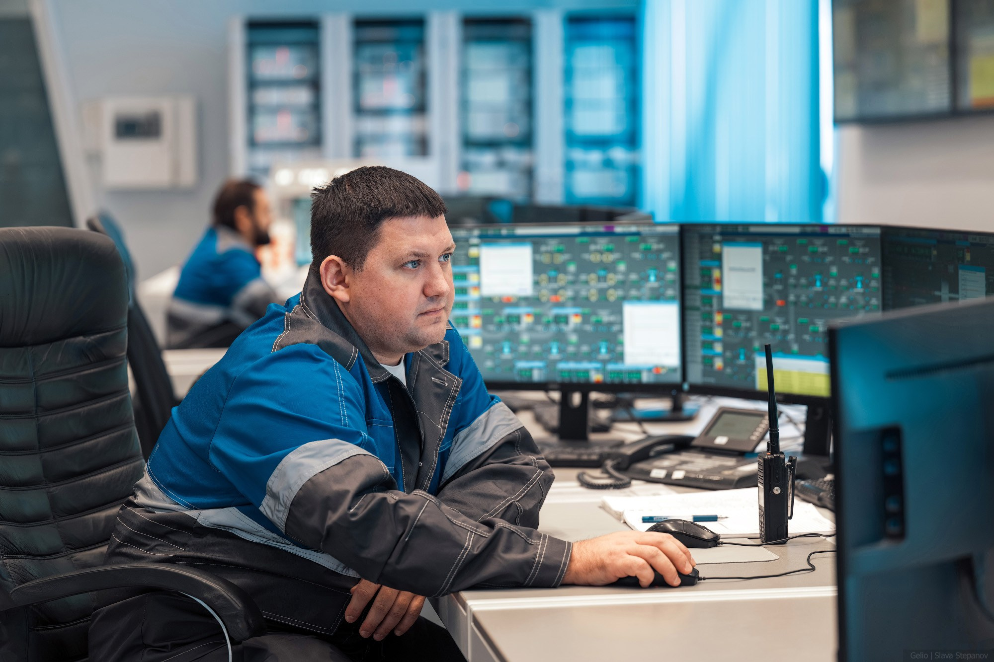 Дежурный инженер за работой на главном щите управления электростанцией