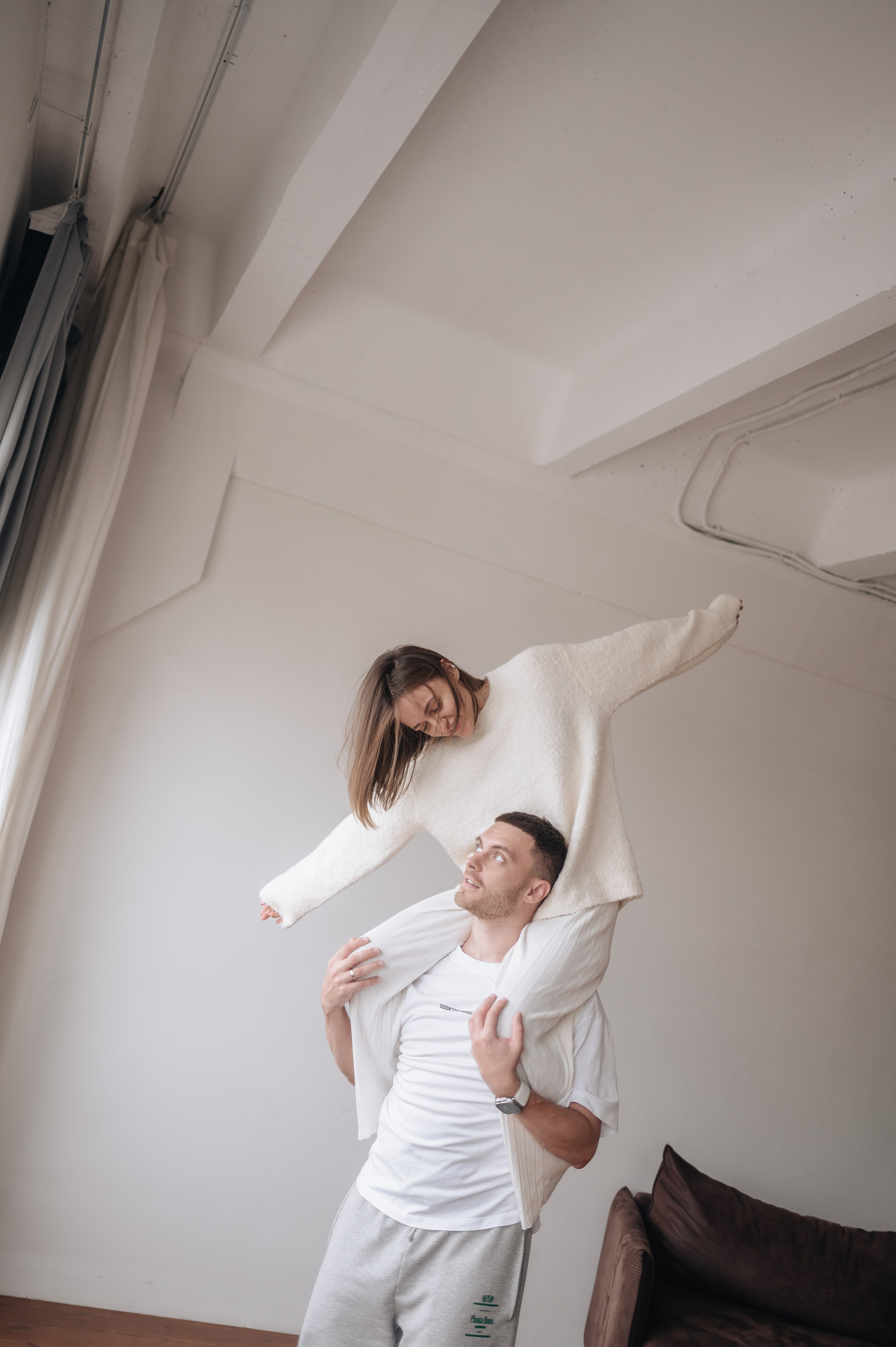 Фотосессия лав стори в студии для Данила и Альбины. Фотограф в Москве и Московской области Таня Яблочкина