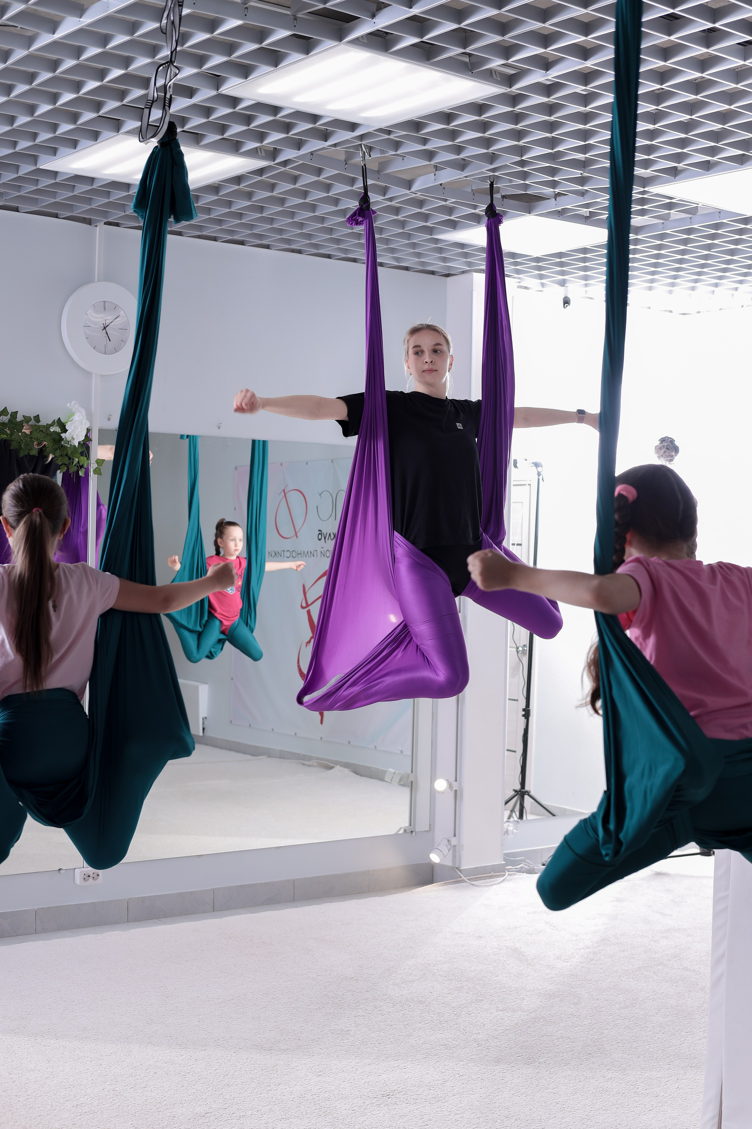 Детская аэройога. Фотограф Надршина Лилия