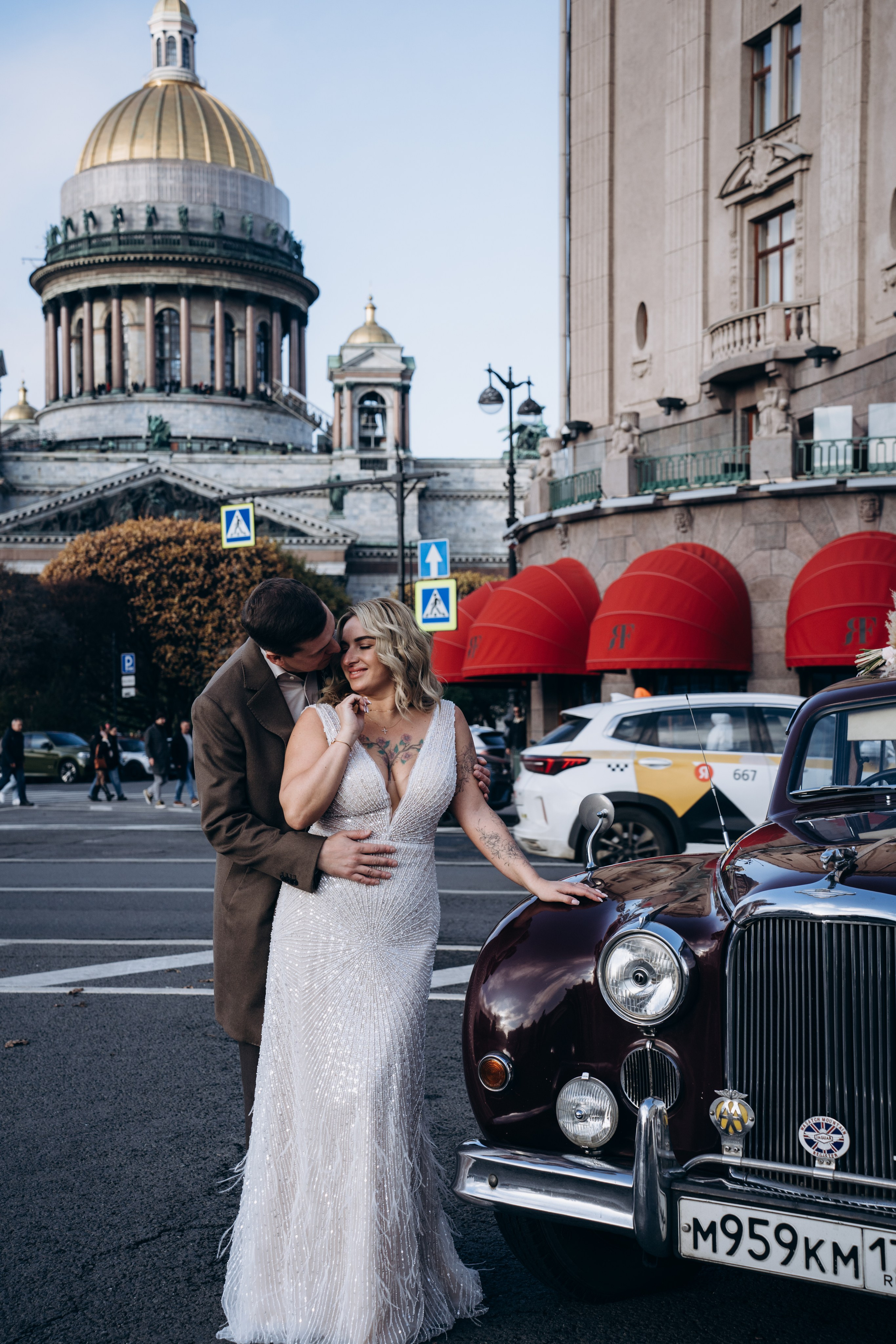Профессиональный свадебный фотограф в Москве — создание уникальных и трогательных свадебных историй в фотографиях.