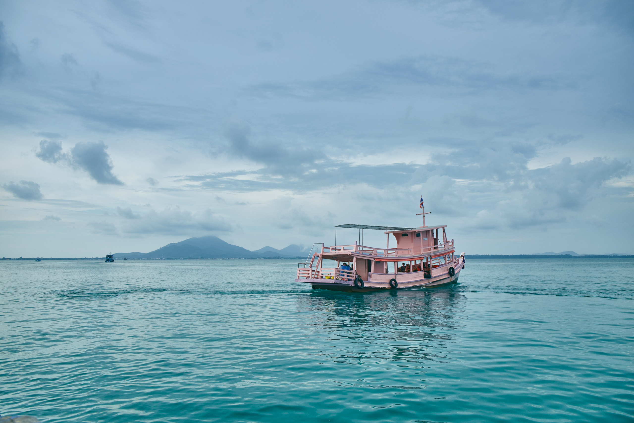 Фотографии для интерьера. Oleg Samoilov is a documentary photographer for brands that value an honest story