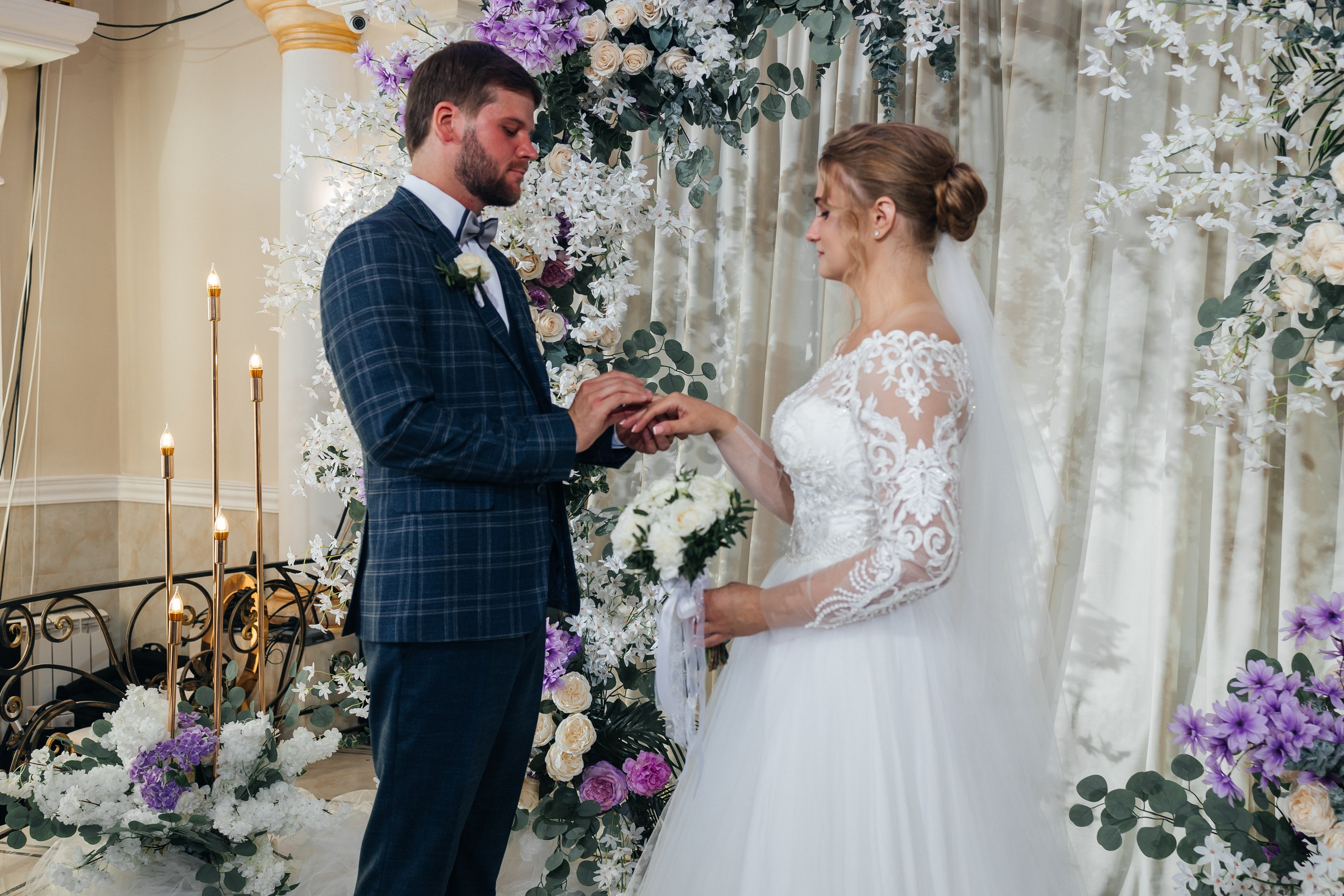 Трогательная выездная церемония в уютном ресторане. Олег Сверчков | Свадебный фотограф Вологда