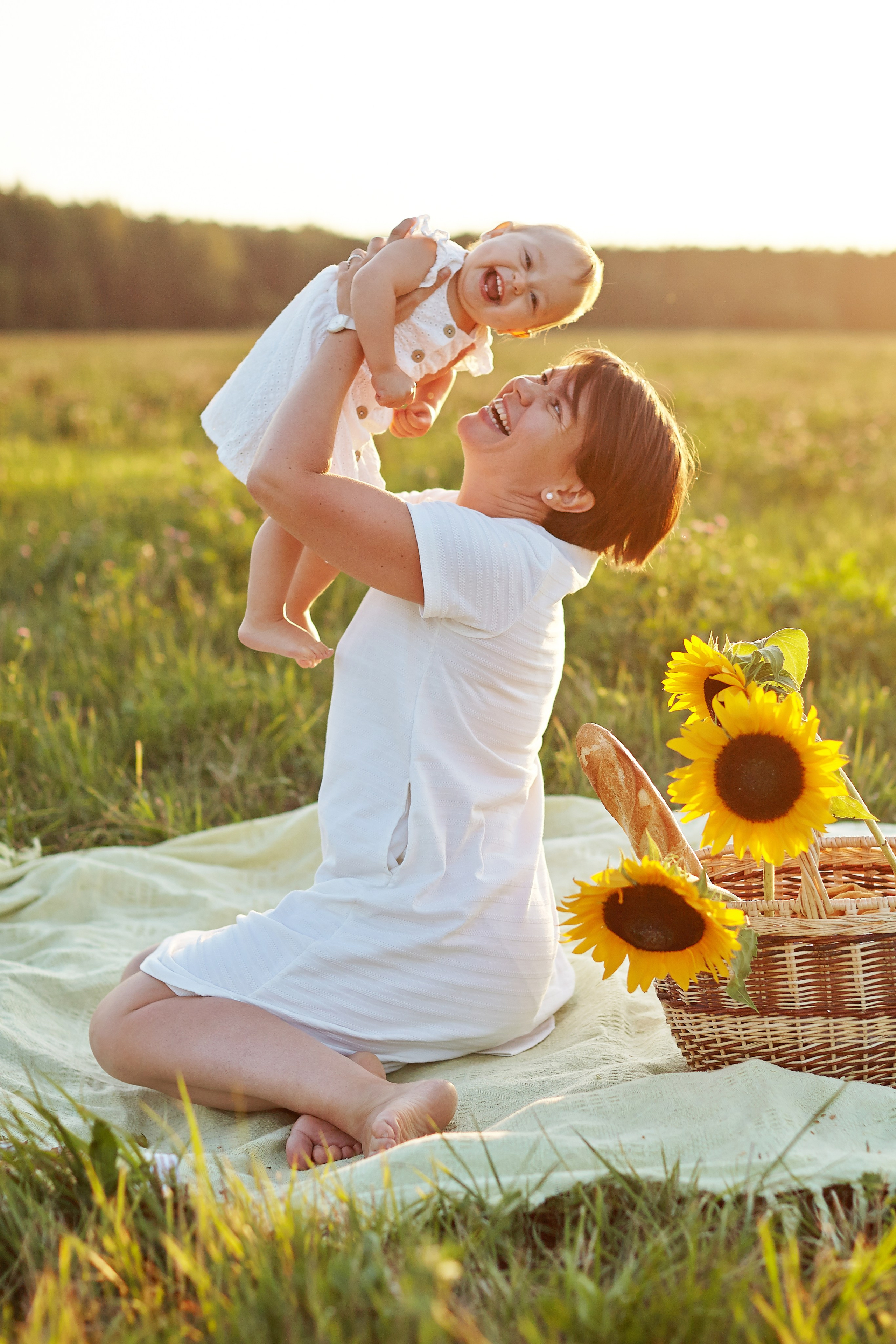 Мама с дочкой в поле на закате. Фотограф Ольга Ефремова