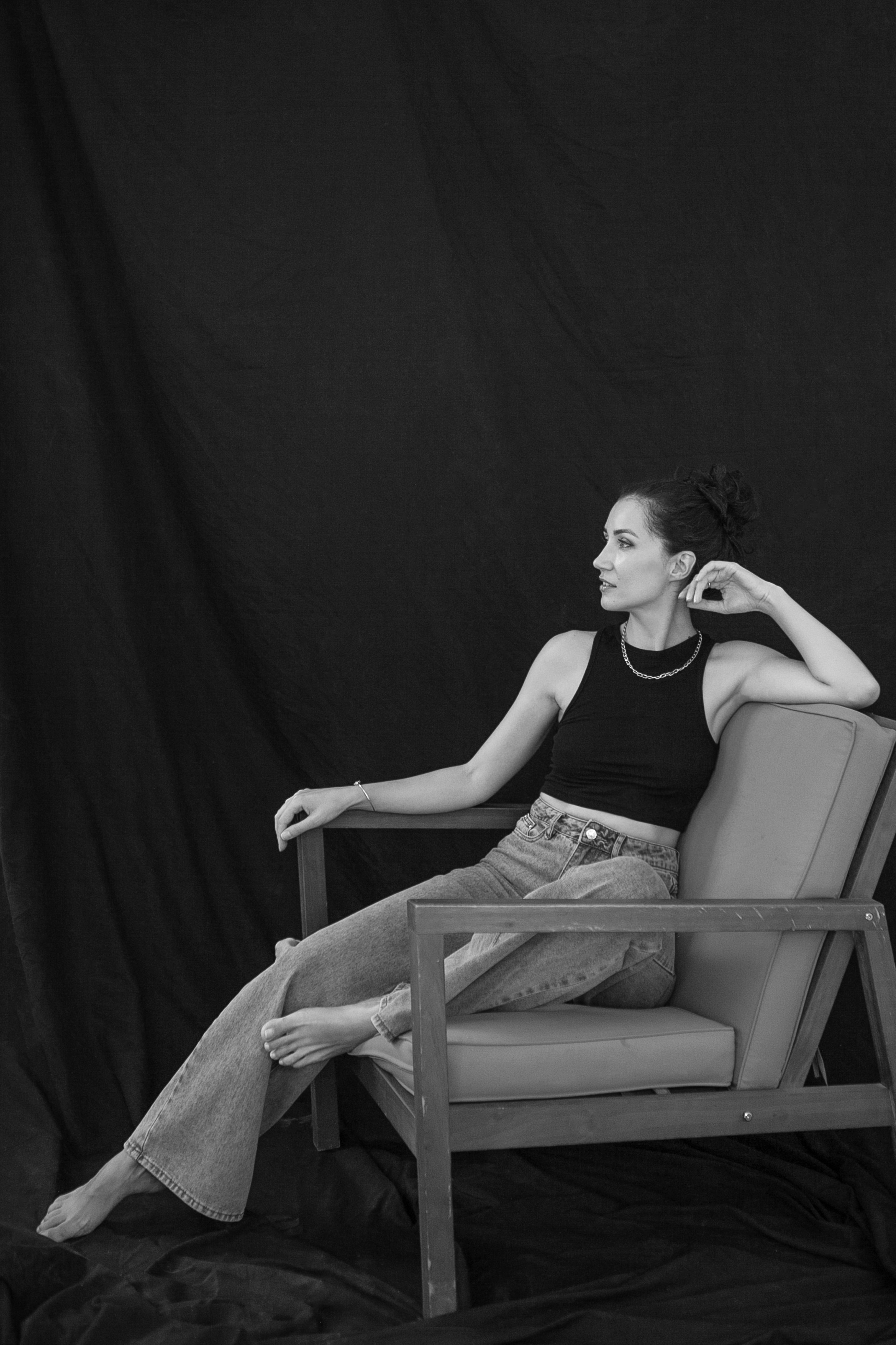 минималистичная фотостудия, раскрывающая истинную красоту модели.