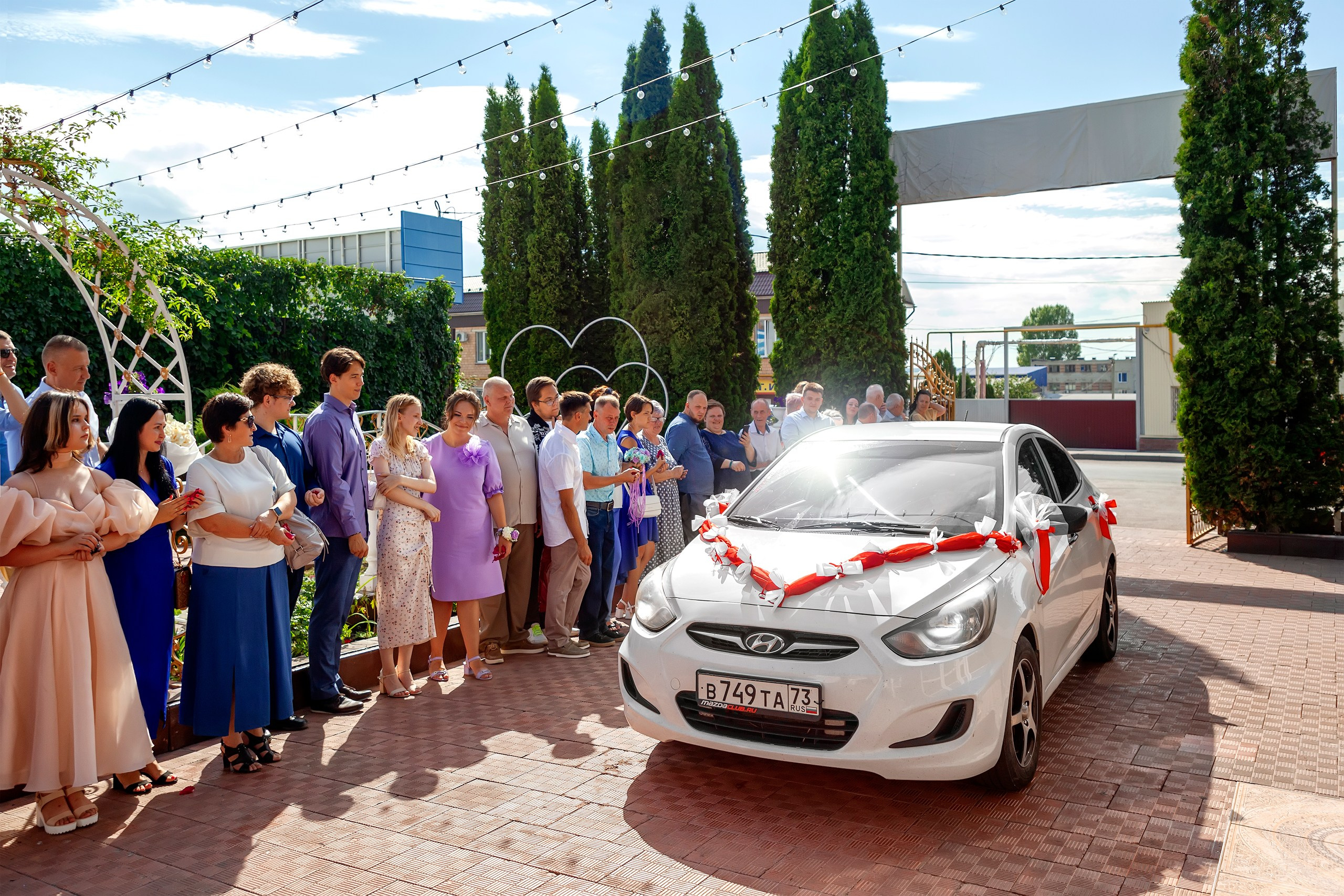 Свадебный кортеж подъёзжает к ресторану