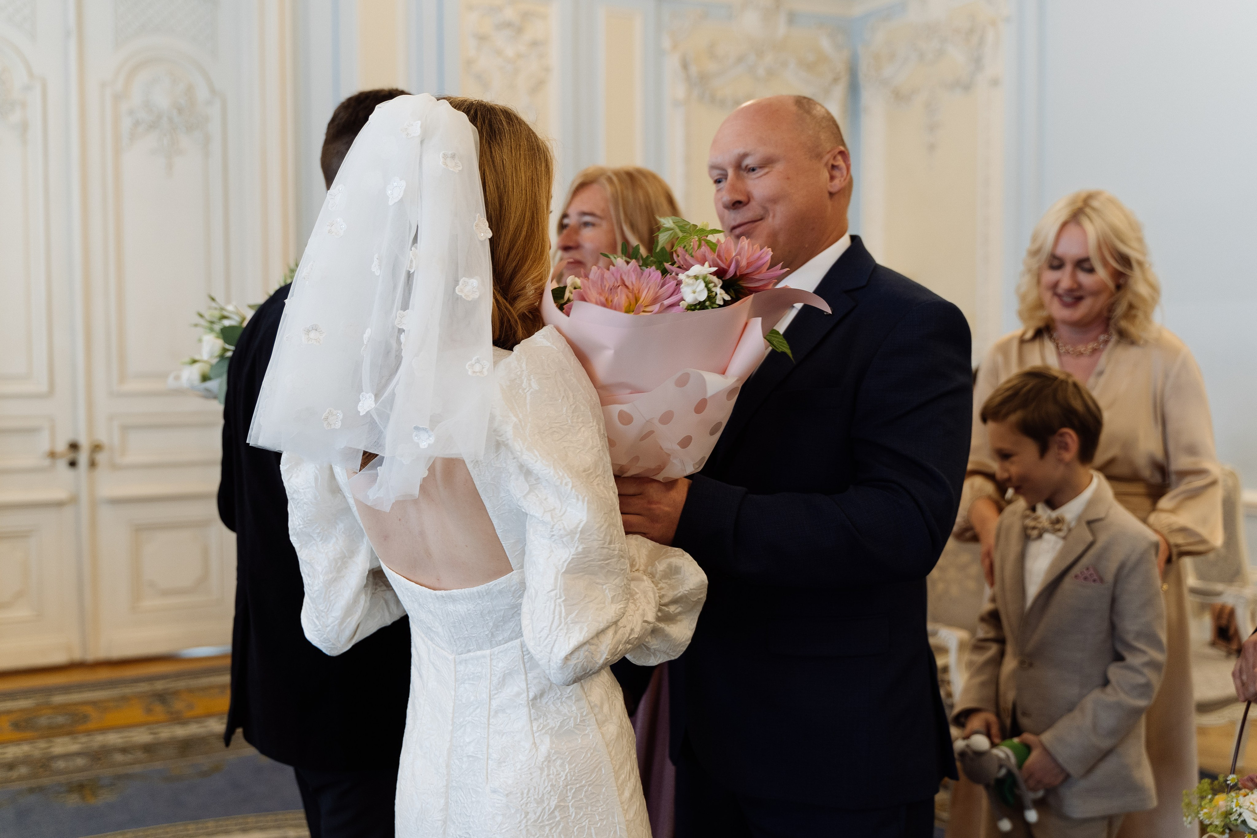 Камерная свадьба на фонтанке в сезонах. Свадебный фотограф организатор в Санкт-Петербурге Ассоль Опарина