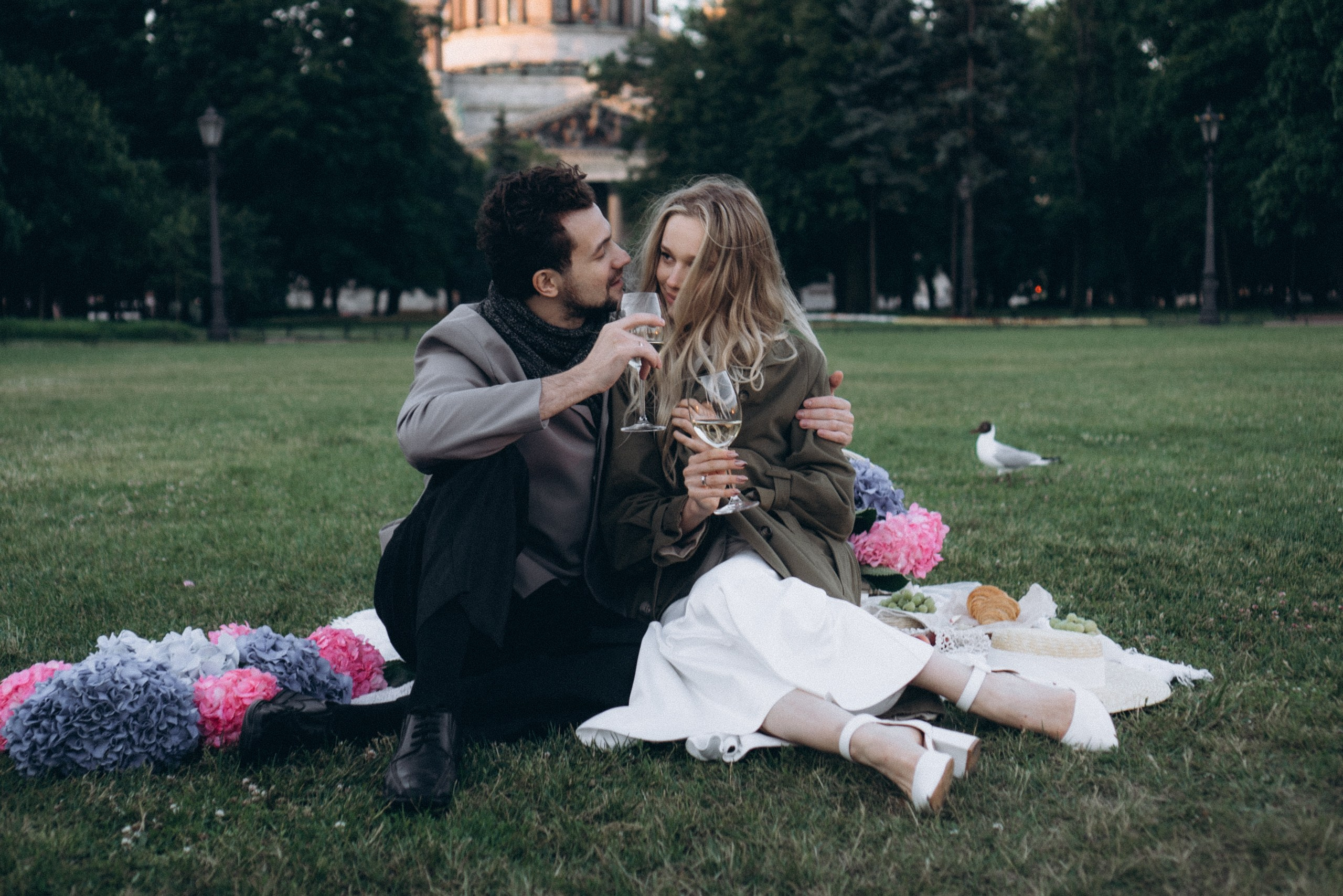 СВАДЕБНАЯ СЬЕМКА ПАРЫ НА РАССВЕТЕ В БЕЛЫЕ НОЧИ И ПРОГУЛКА С РАЗВОДНЫМИ МОСТАМИ И ПИКНИК ВОЗЛЕ ИСАКИЕВСКОГО СОБОРА. Профессиональный фотограф, Санкт-Петербург — Виктория Богомолова