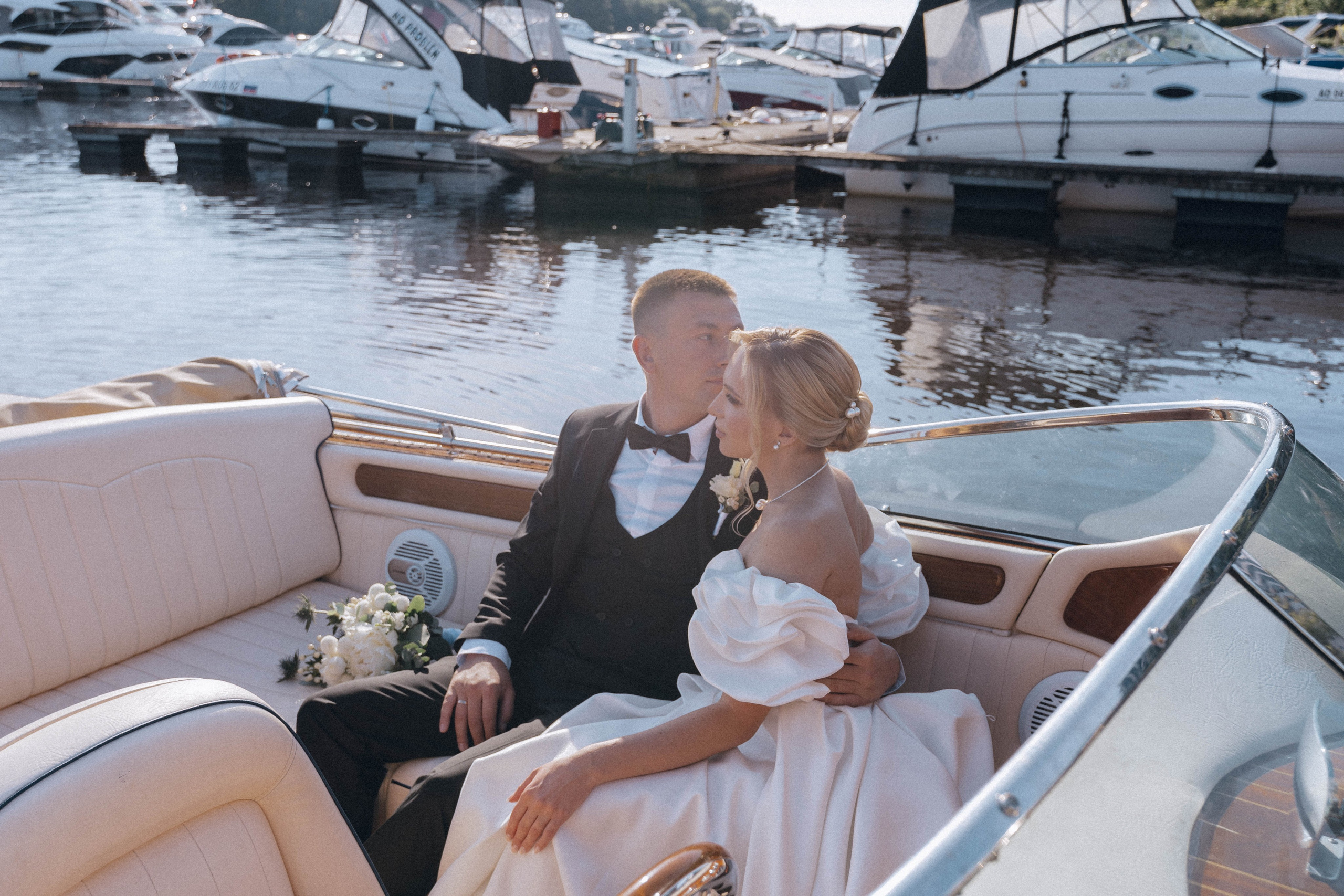 СВАДЕНБНАЯ СЬЕМКА НА КАТЕРЕ ПО КАНАЛАМ САНКТ-ПЕТЕРБУРГА И В АКВАТОРИИ НЕВЫ. Профессиональный фотограф, Санкт-Петербург — Виктория Богомолова