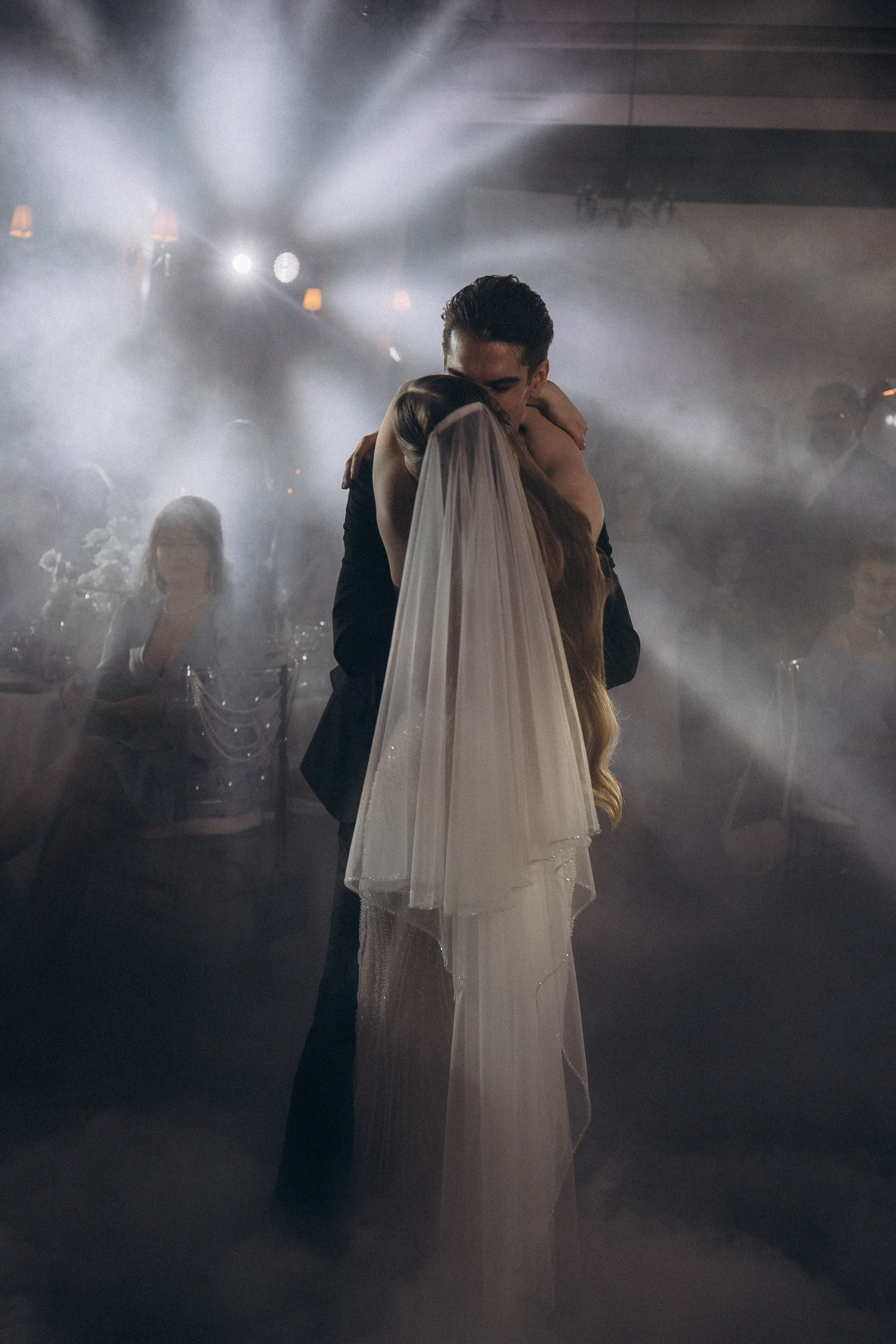 ПЕРВЫЙ ТАНЕЦ МОЛОДЫХ НА БАНКЕТЕ. ТРОГАТЕЛЬНЫЙ МОМЕНТ (СНЯТО В СИБИРЕ В НИЖНЕВАРТОВСКЕ). Профессиональный фотограф, Санкт-Петербург — Виктория Богомолова