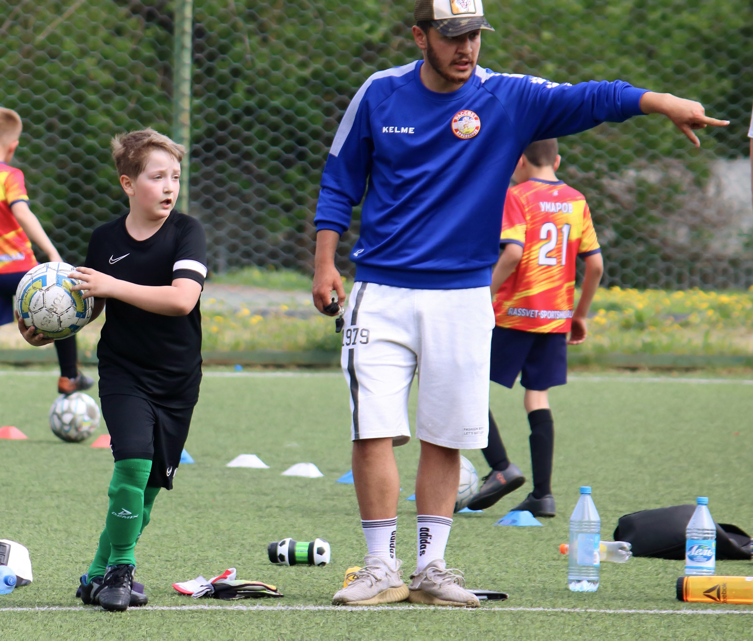 Тренер по футболу дает указания игрокам