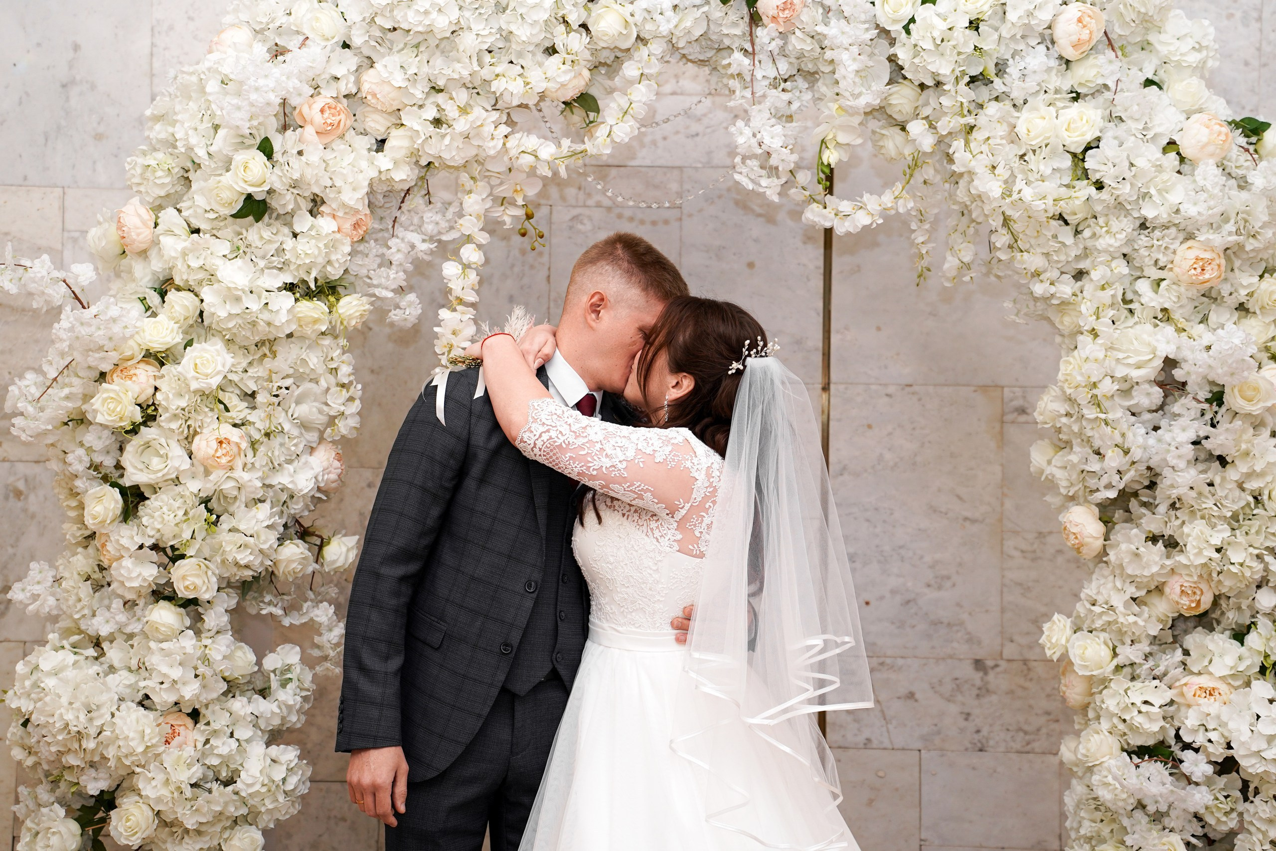 Свадебная фотосессия в Кировском ЗАГСе в Ростове-на-Дону. Фотограф Алёна Чёботова. Свадебный фотограф в Ростове-на-Дону. Таинство Крещения и Венчания, семейные фотосессии. Алёна Чёботова